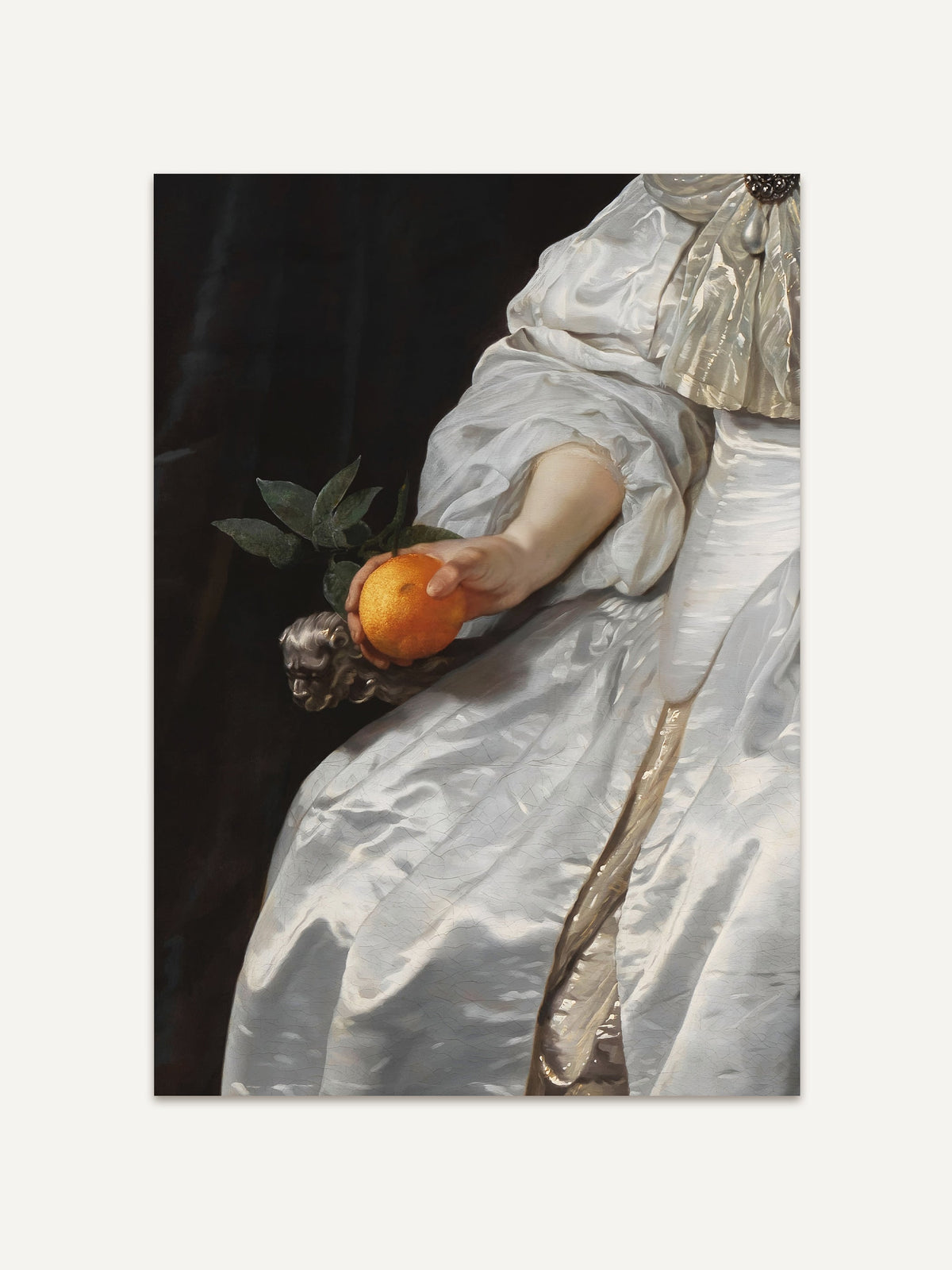 Detailreiches Barockgemälde einer edlen Hand in weißem Seidenkleid, die eine leuchtend orangefarbene Frucht hält. Der dunkle Hintergrund hebt die feine Stoffstruktur und den warmen Glanz der Orange hervor. Eleganter Kunstdruck für klassische und moderne Interieurs. #Rahmen_Ohne Rahmen