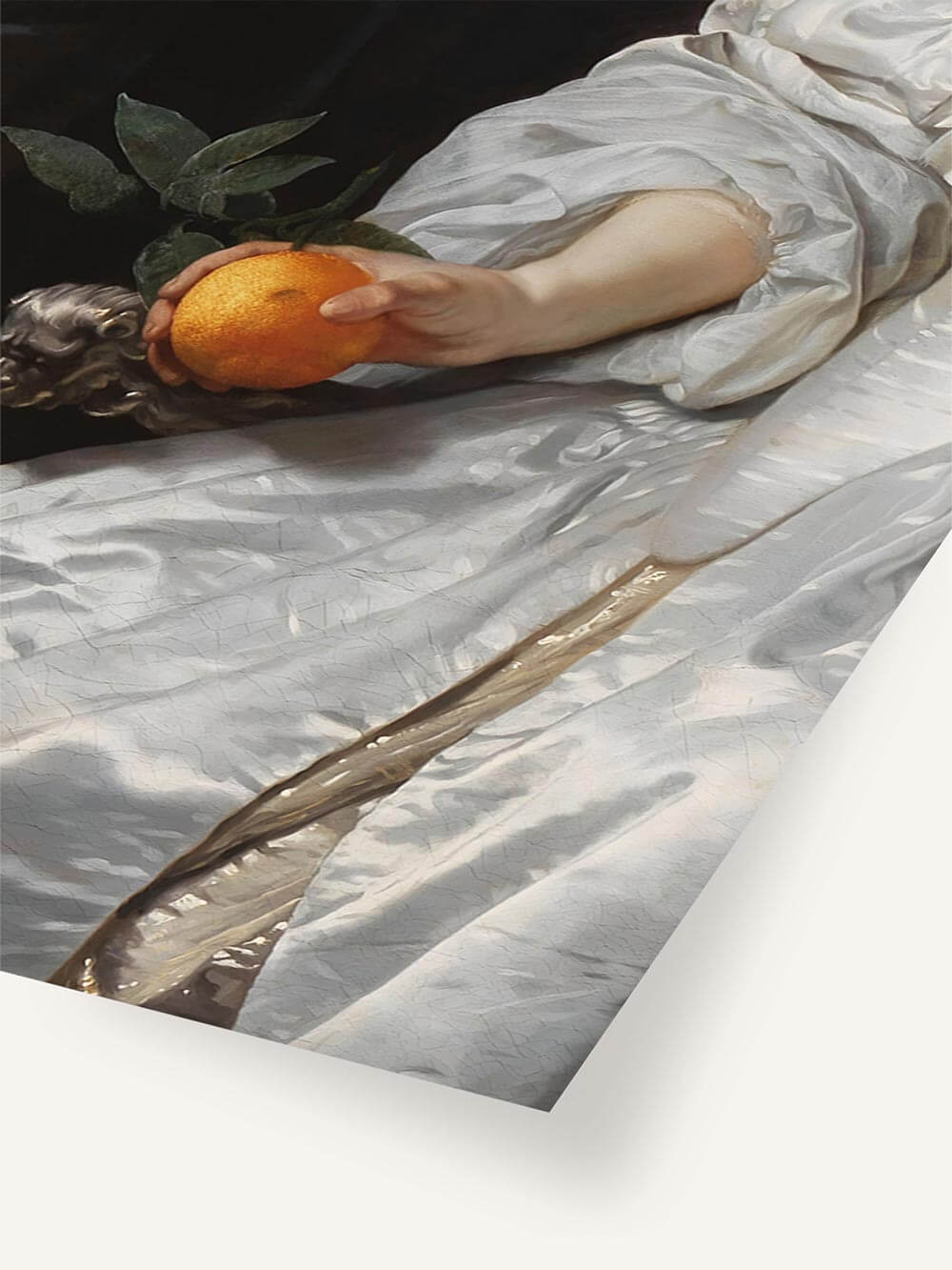 Nahaufnahme eines barocken Ölgemäldes: Eine elegante Hand hält eine saftige Orange, umgeben von schimmerndem weißen Satin. Der feine Pinselstrich und die Lichtreflexe verleihen dem Kunstwerk eine außergewöhnliche Tiefe.

