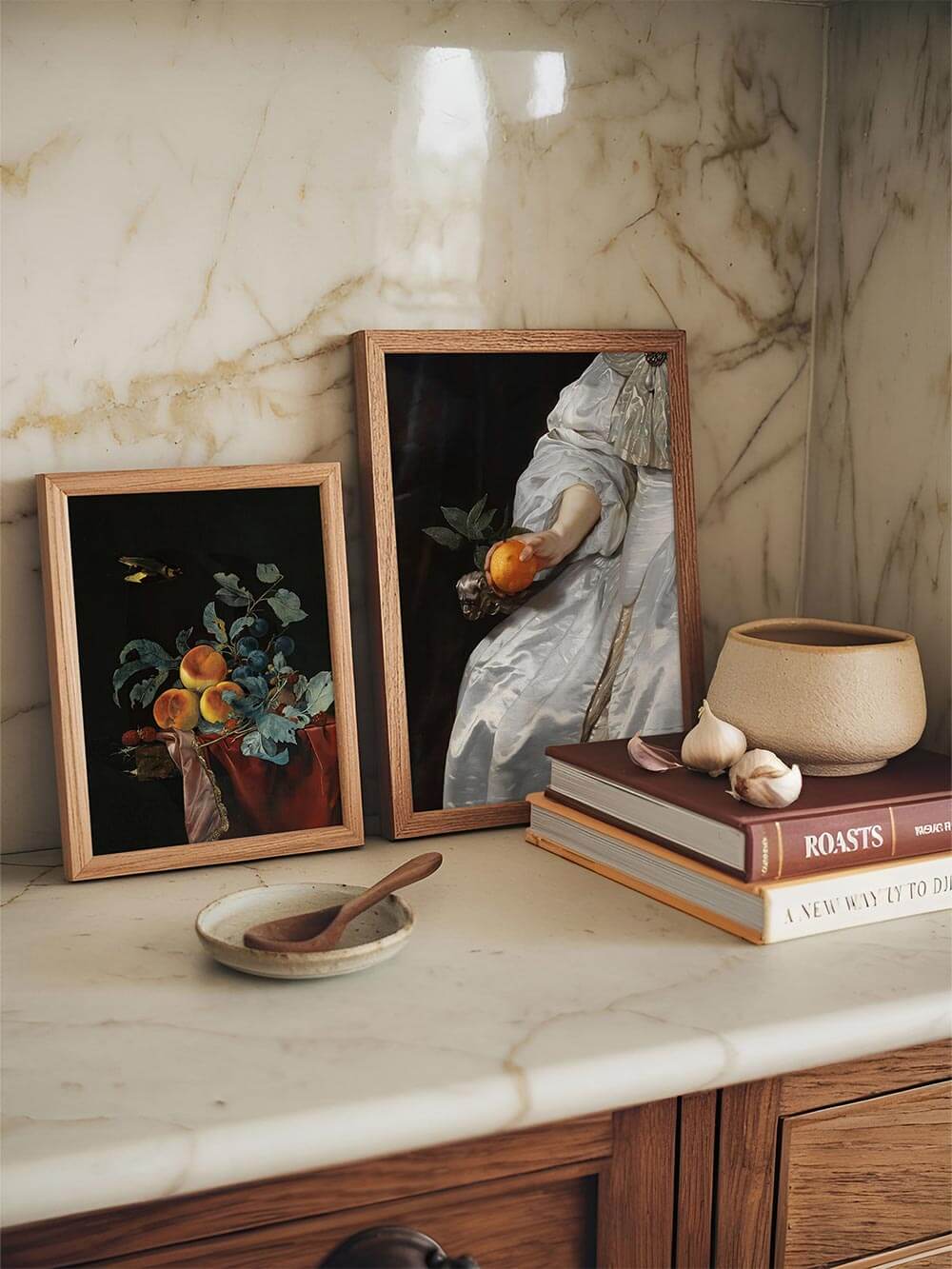 Kunstdruck eines barocken Stilllebens mit einer Hand, die eine Orange hält, stilvoll arrangiert in einer modernen Küche. Die Kombination aus dunklem Hintergrund und leuchtender Farbe macht das Kunstwerk zu einem zeitlosen Blickfang.