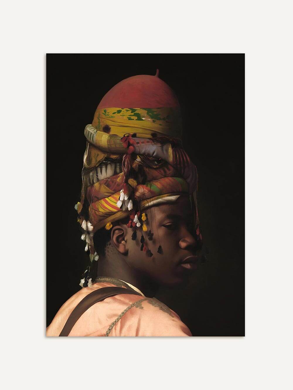 Stimmungsvolles Porträt eines jungen Mannes mit kunstvoll geschichtetem, farbenfrohem Turban, inspiriert von klassischer Malerei. Dunkler Hintergrund betont das leuchtende Kopftuch und die ausdrucksstarken Gesichtszüge.