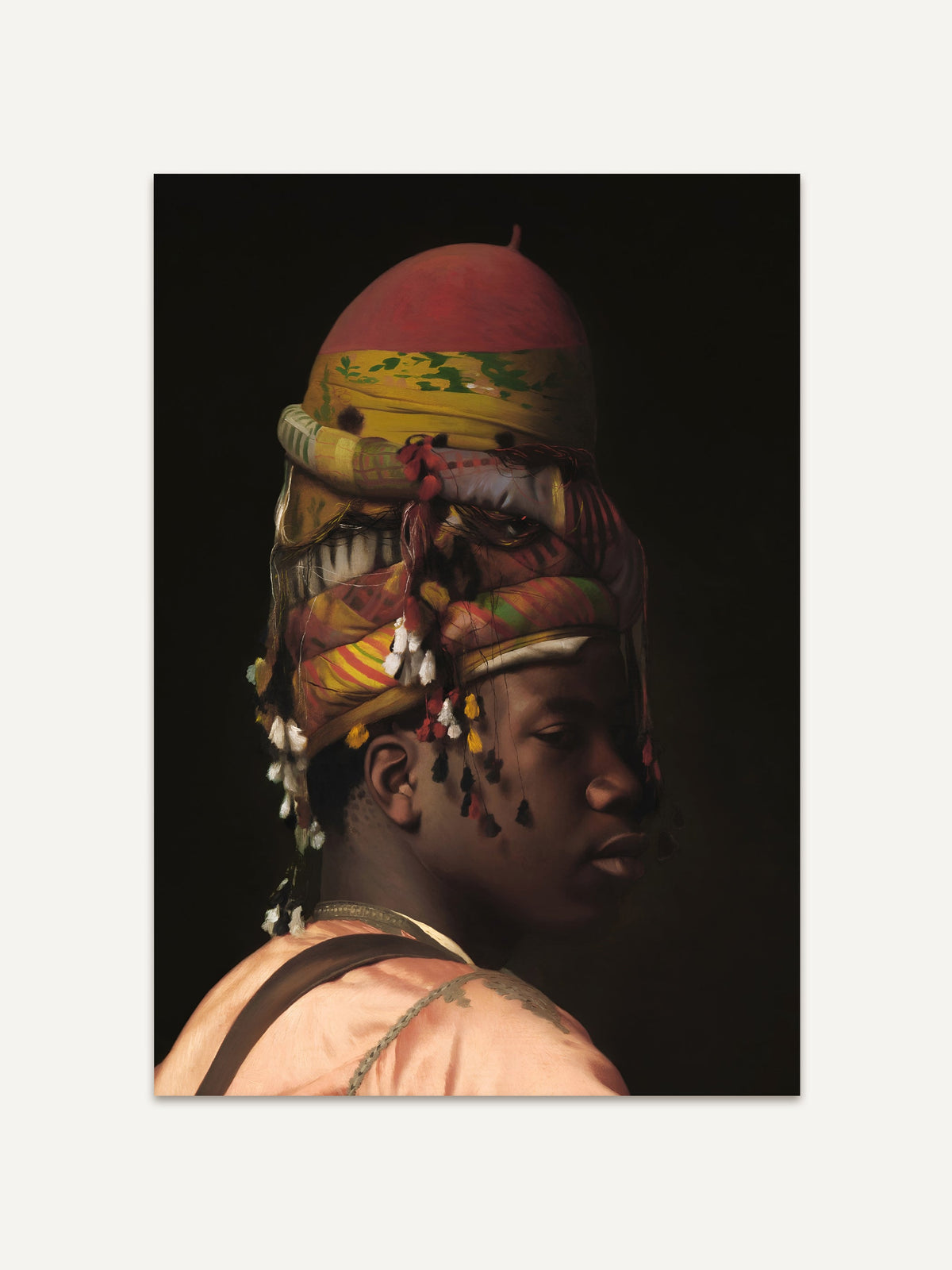 Stimmungsvolles Porträt eines jungen Mannes mit kunstvoll geschichtetem, farbenfrohem Turban, inspiriert von klassischer Malerei. Dunkler Hintergrund betont das leuchtende Kopftuch und die ausdrucksstarken Gesichtszüge. #Rahmen_Ohne Rahmen