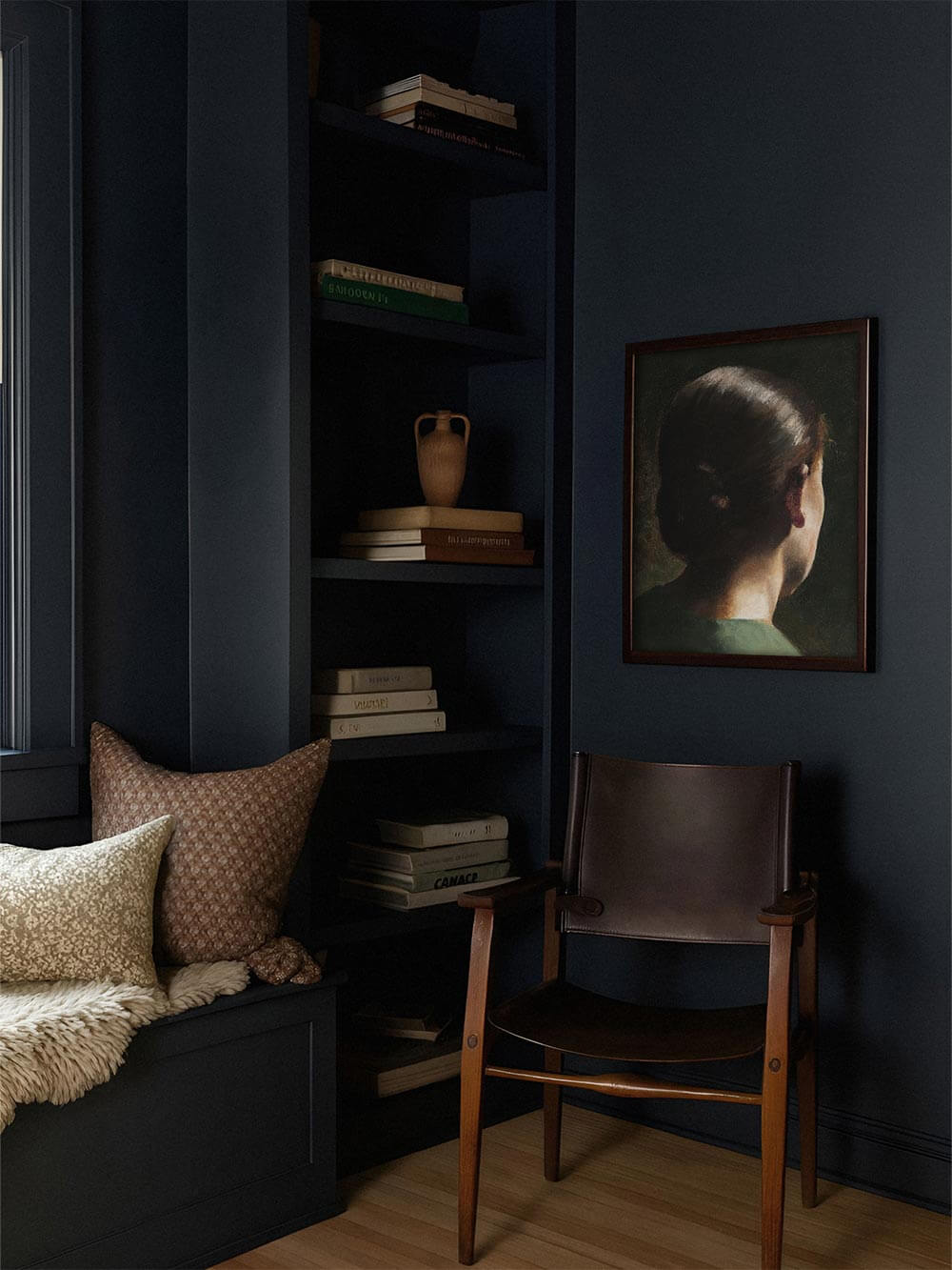 Gerahmter Kunstdruck mit klassischer Porträtdarstellung in dunklem Raum mit Holzstuhl und Regal. Warmes Licht betont die ruhige, melancholische Atmosphäre – ideal für moody oder Dark Academia Einrichtung.