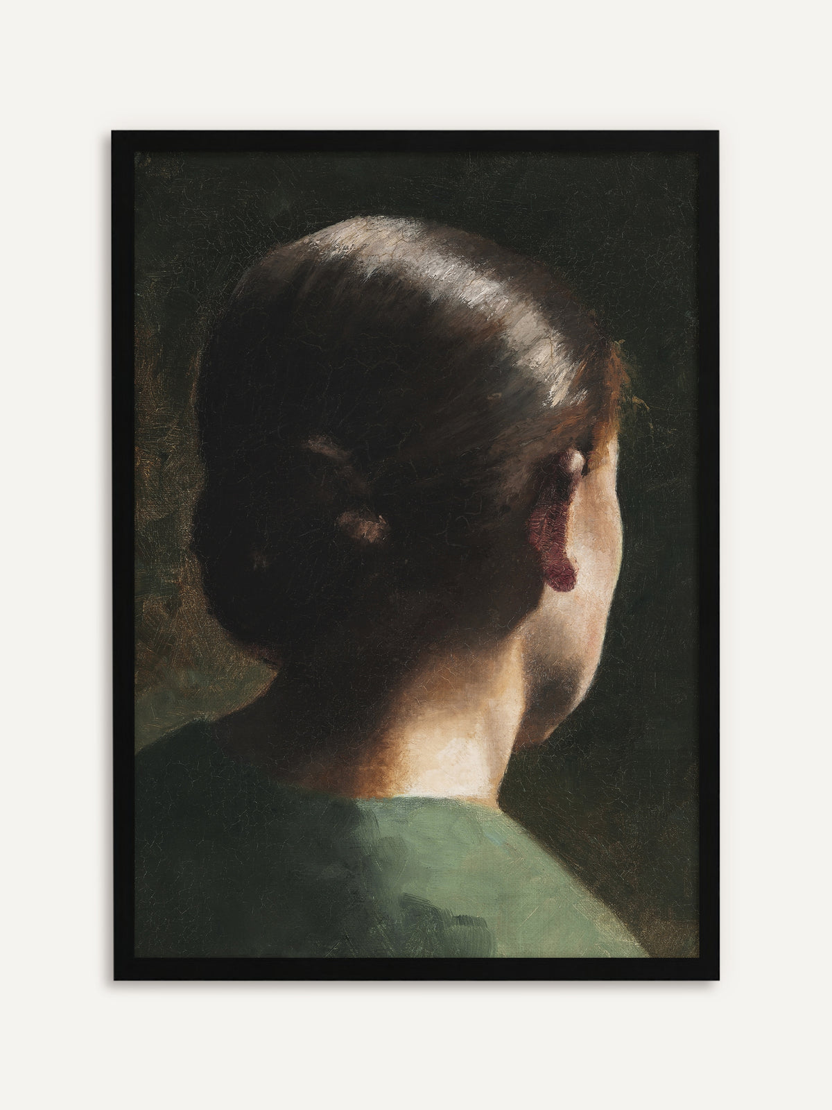 Gerahmtes Poster, das eine Frau mit dunklem, hochgestecktem Haar von hinten zeigt, deren Nacken und Ohr im Licht leuchten, dazu ein grünes Gewand vor dunkelgrünem Hintergrund. Mit schwarzem Rahmen wird das Vintage-Porträt geschlossen und elegant. #Rahmen_Schwarz