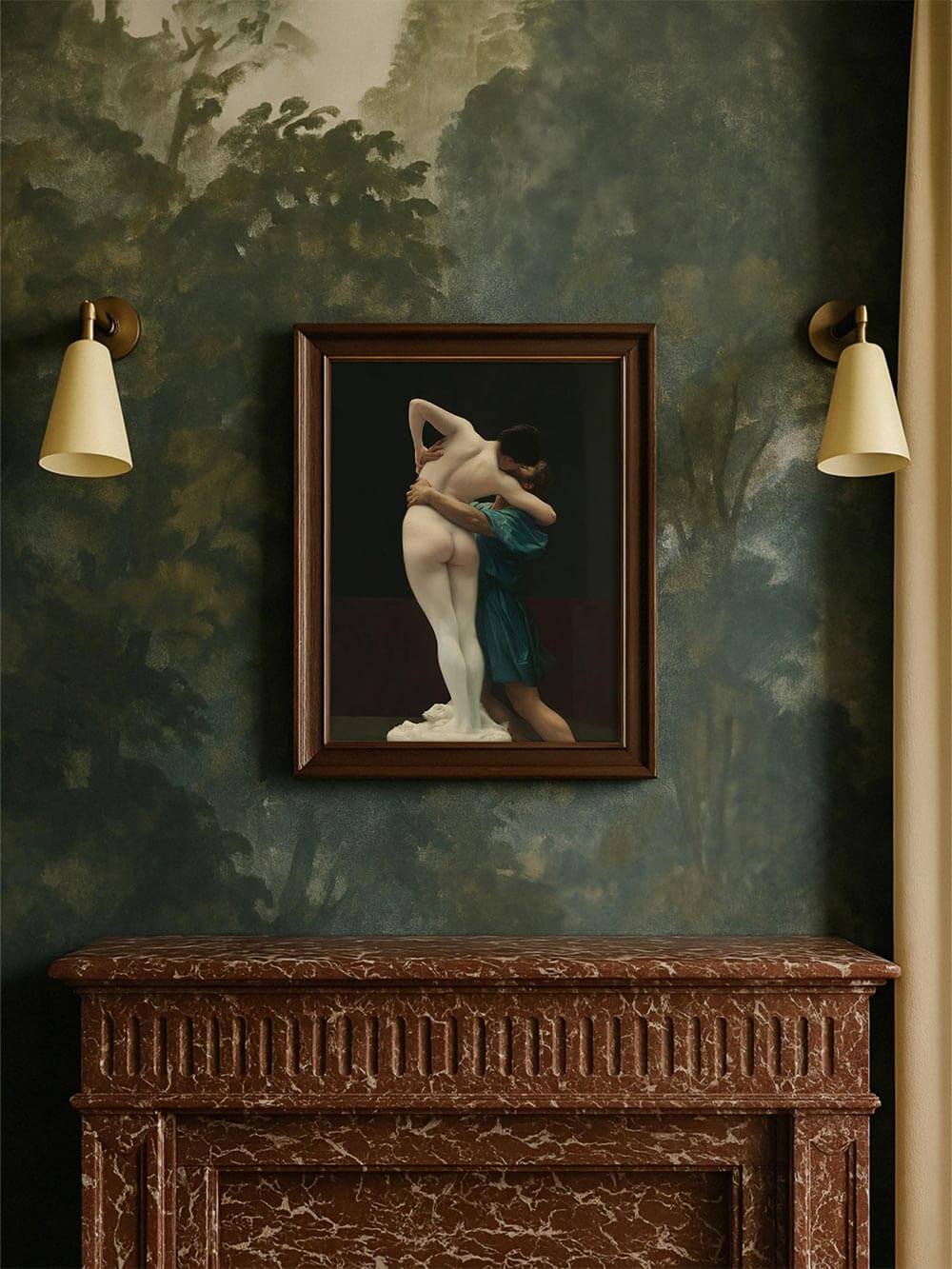 Das romantische Aktportrait hängt über einem roten Marmorkamin, eingerahmt von Wandmalerei in dunklen Grüntönen. Das Motiv wirkt zugleich modern und zeitlos.