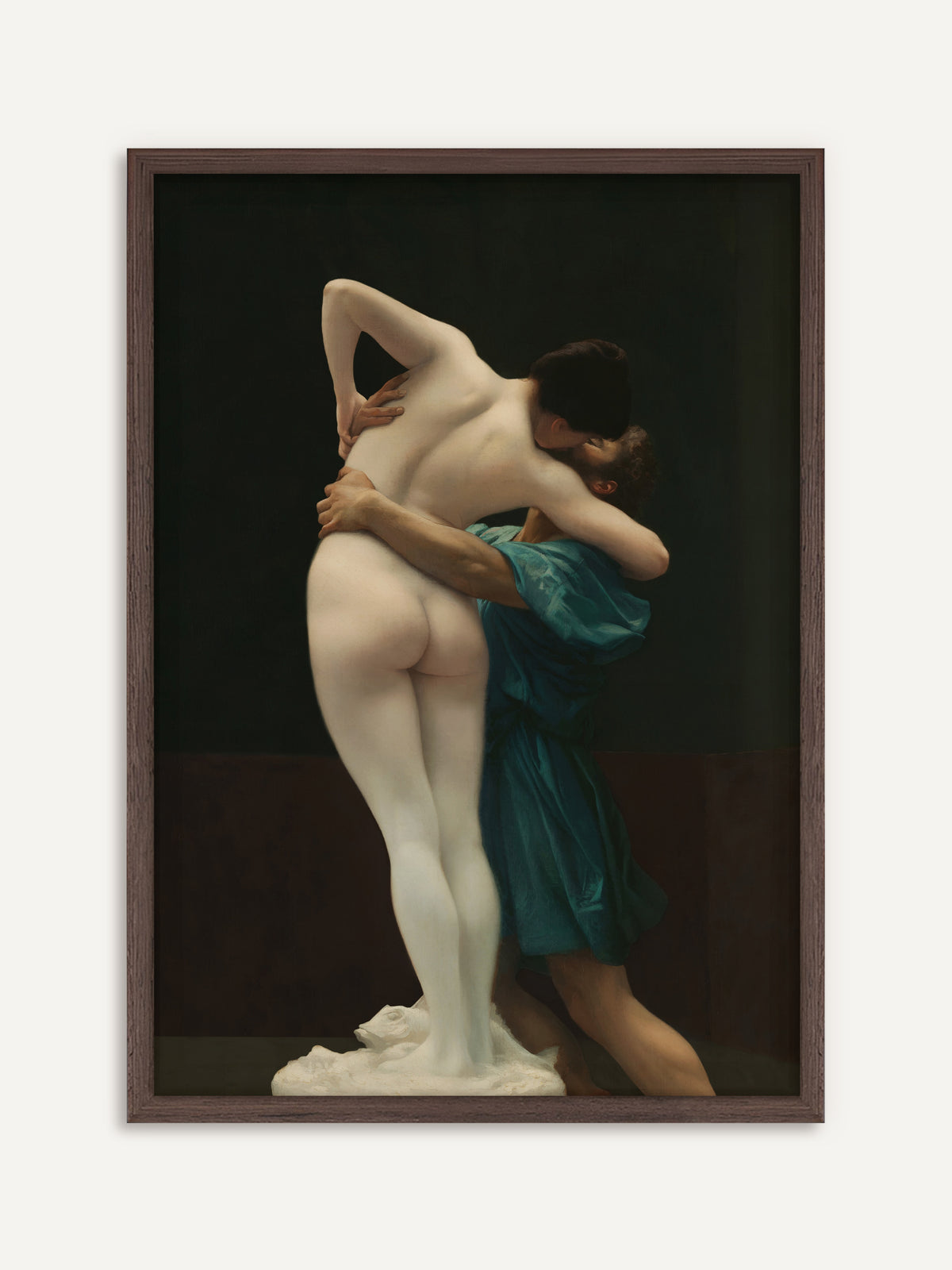 Poster, das eine nackte Frau von hinten zeigt, die als lebendig werdende Statue auf einem weißen Sockel steht und von einem Mann in petrolblauer Tunika umarmt und geküsst wird, vor dunklem Hintergrund. Der Rahmen aus dunklem Holz verstärkt die Dark-Academia-Stimmung der Szene. #Rahmen_Dunkles Holz