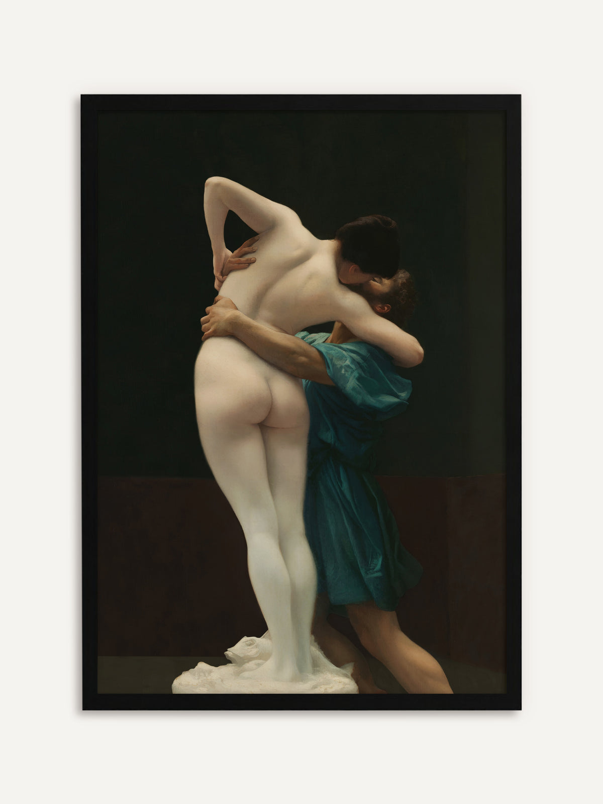 Gerahmtes Poster, das eine nackte Frau von hinten zeigt, die als lebendig werdende Statue auf einem weißen Sockel steht und von einem Mann in petrolblauer Tunika umarmt und geküsst wird, vor dunklem Hintergrund. Mit schwarzem Rahmen wird der Vintage-Akt zum dramatischen Blickfang. #Rahmen_Schwarz