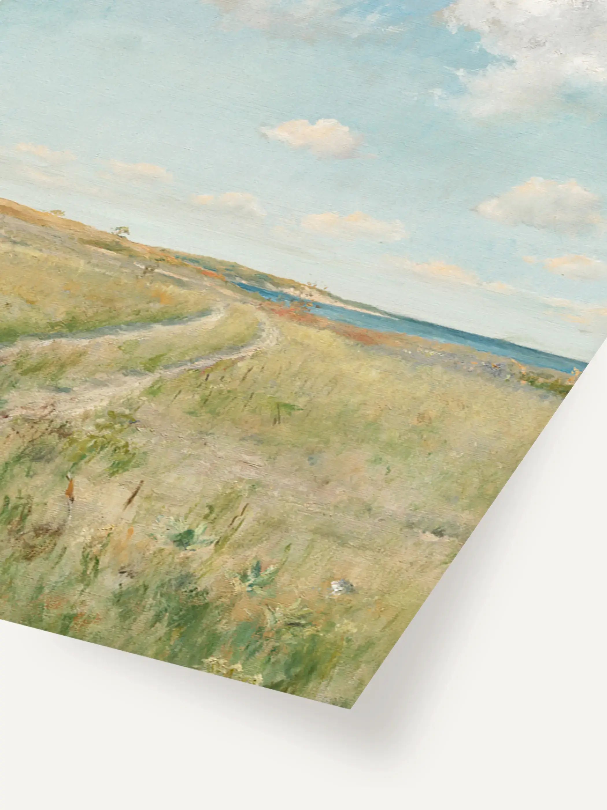 Nahaufnahme eines Landschaftsgemäldes mit geschwungenem Feldweg, Grasstrukturen und zartem Himmel. Die sichtbaren Pinselstriche und Farbnuancen betonen den impressionistischen Stil dieses klassischen Wandbilds.