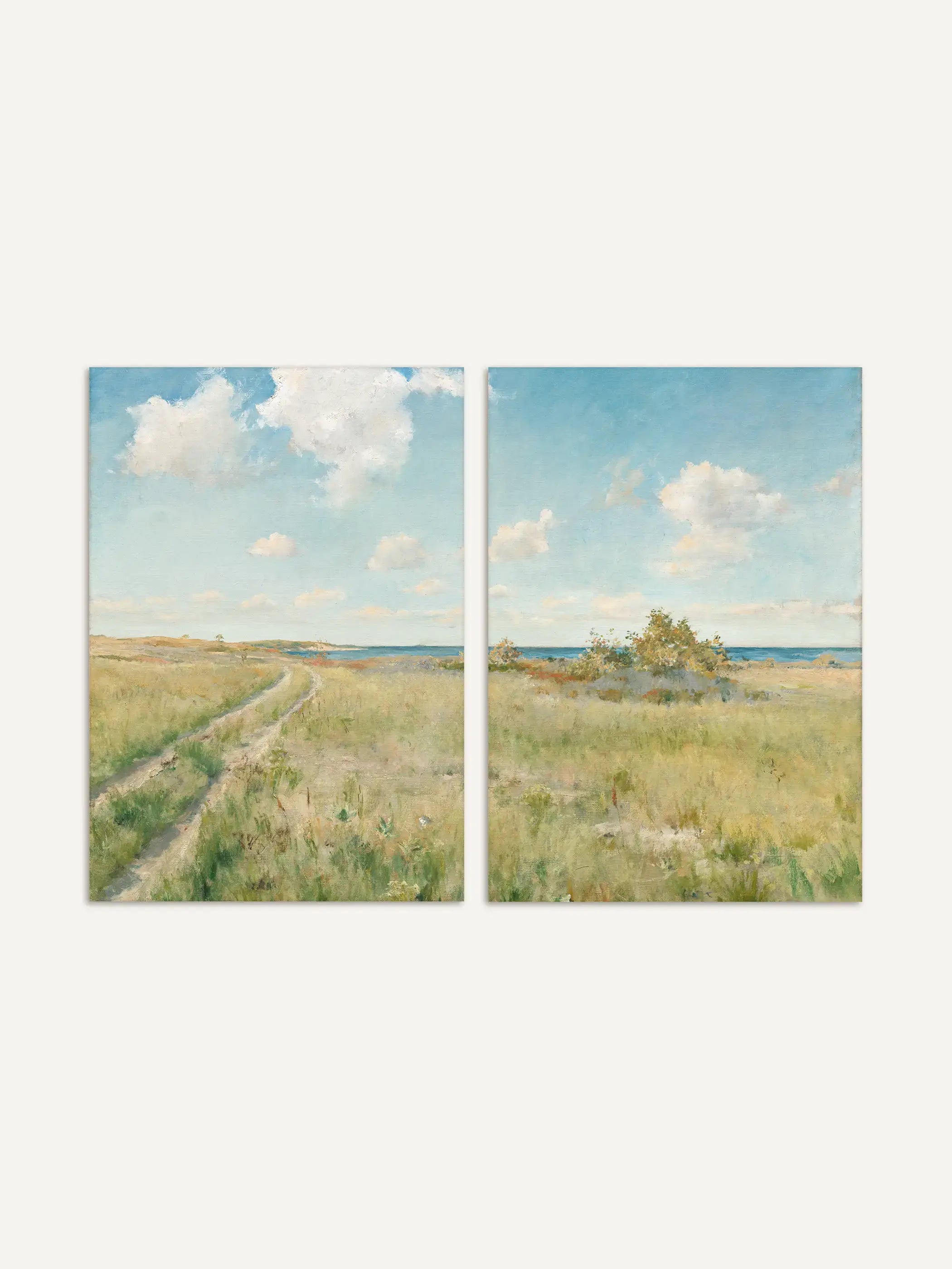 Zweiteiliges Landschaft Wandbild mit Wiesenpfad, Küstenlinie und hellem Himmel in weichen Pinselstrichen. Die harmonischen Grün- und Blautöne erzeugen eine ruhige, zeitlose Atmosphäre als stilvolles Kunstdruck Set.