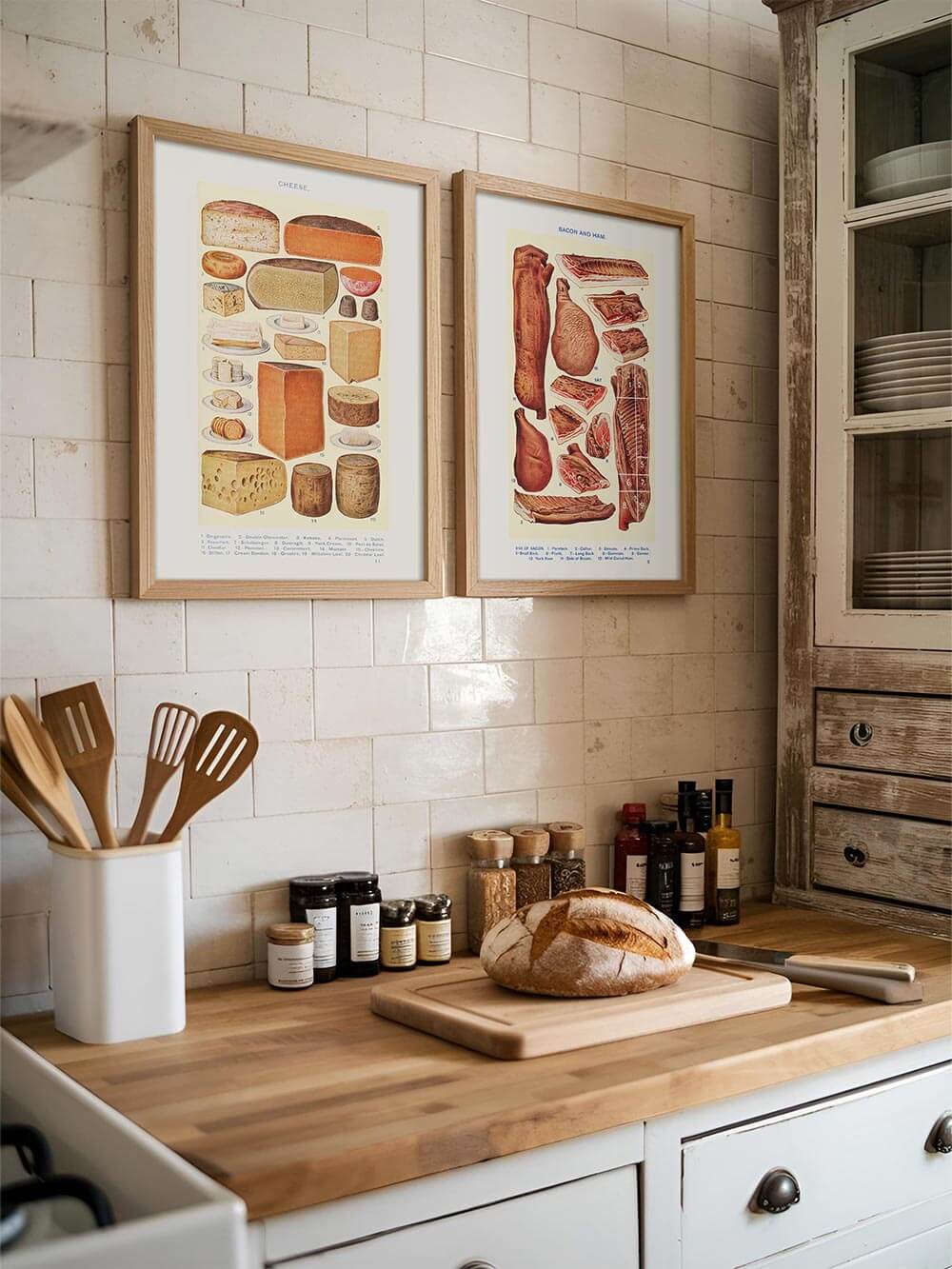 Bilderset mit Vintage-Food-Illustrationen: Käse- und Fleischsorten im nostalgischen Lehrtafel-Stil – perfekte Wanddekoration für rustikale Küchen und Feinschmecker-Interieurs.