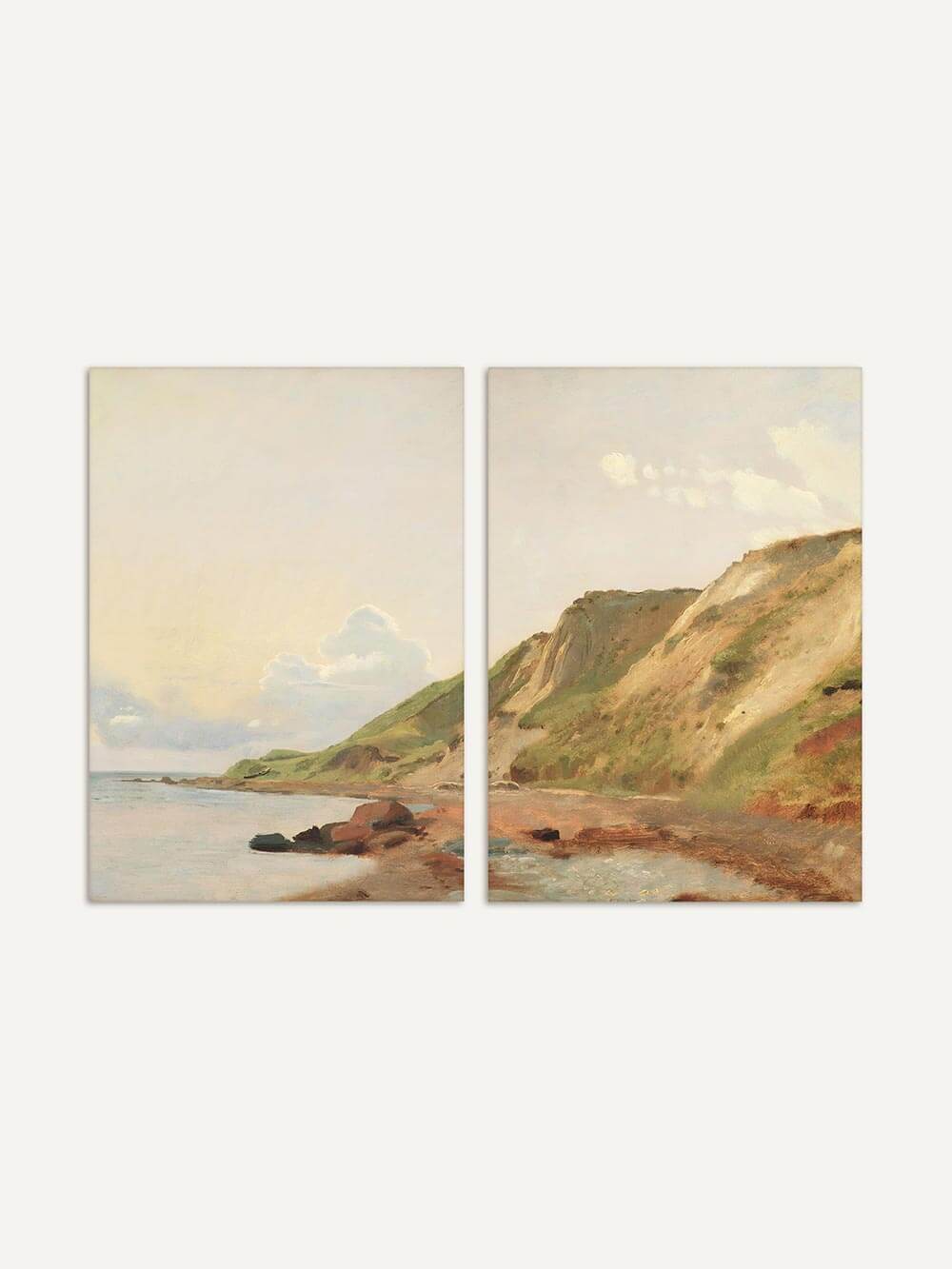 Bilderset mit zwei Kunstdrucken einer Küstenlandschaft in sanften Pastelltönen. Die linke Hälfte zeigt einen ruhigen Strand mit Felsen, während die rechte eine bewachsene Klippe unter einem weichen Himmel darstellt. Perfekt für natürliche und minimalistische Wohnräume.