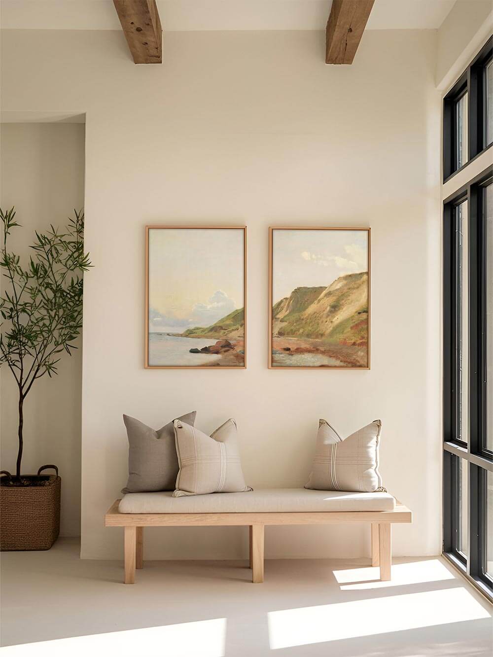 Zweiteiliges Wandbild-Set mit einer beruhigenden Küstenlandschaft in einem hellen, minimalistischen Flur. Die weichen Naturtöne harmonieren perfekt mit der neutralen Einrichtung und bringen eine sanfte, mediterrane Atmosphäre in den Raum.