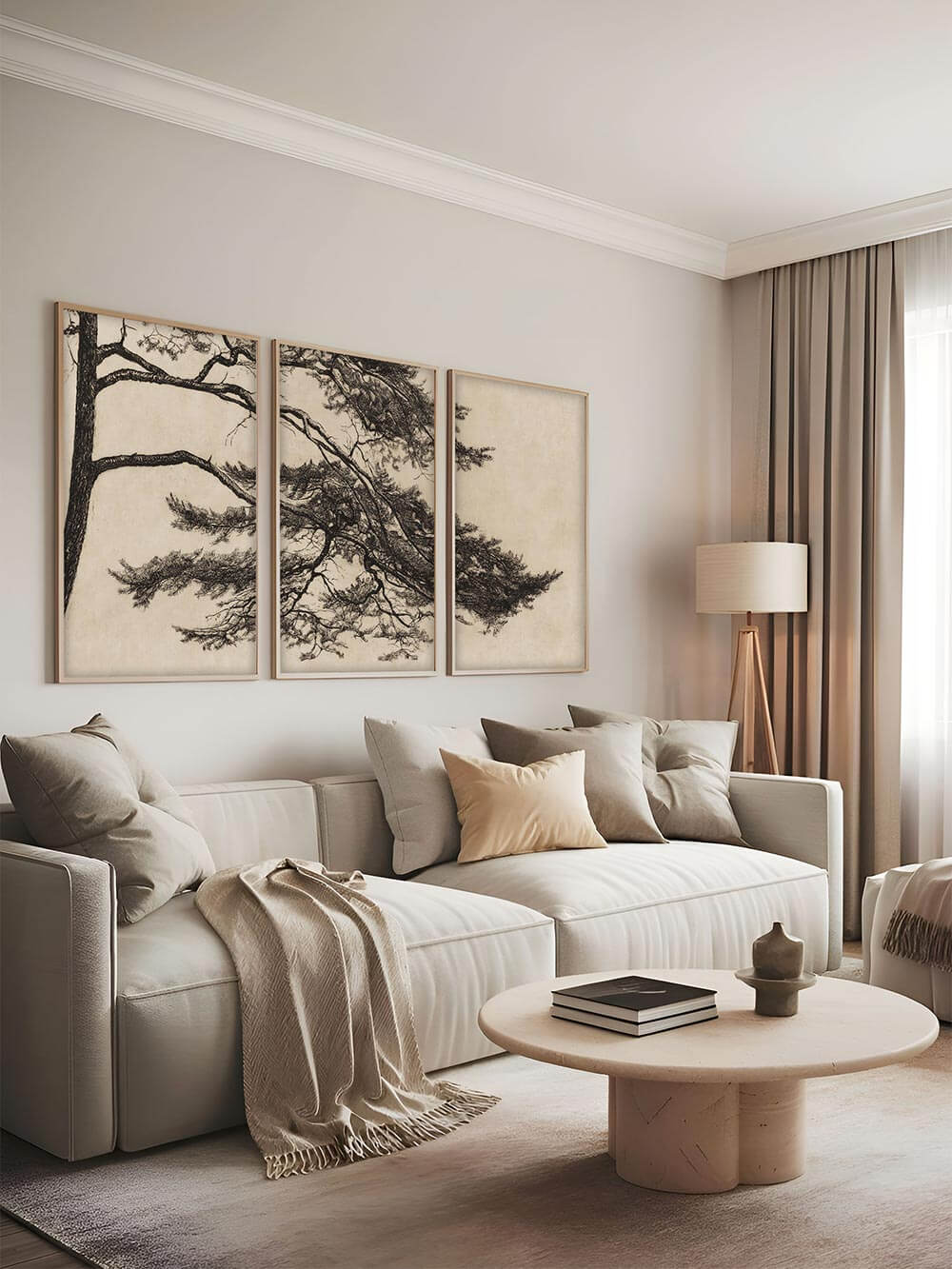 Wabi-Sabi-Triptychon mit Kieferndarstellung über beigem Sofa mit weichen Kissen. Dezente Naturfarben und organische Linien schaffen ein elegantes, minimalistisches Ambiente im Wohnzimmer.