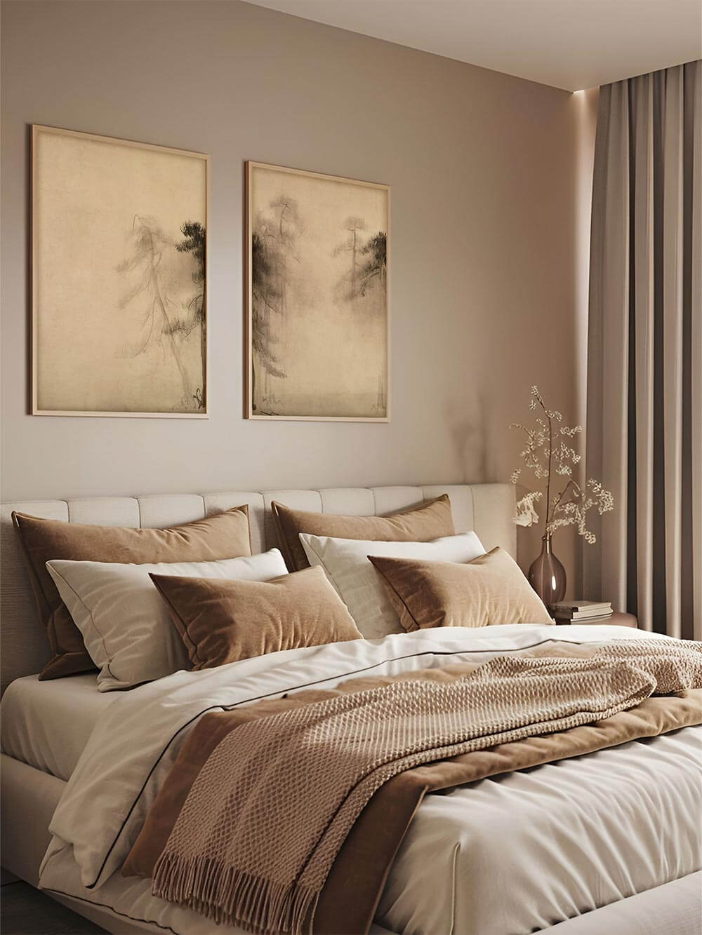 Elegantes Wabi-Sabi-Diptychon mit japanischer Pinien-Landschaft über einem Bett mit beigen Kissen und einer warmen Tagesdecke. Die sanfte Farbpalette und das minimalistische Design schaffen eine beruhigende Atmosphäre im Schlafzimmer.