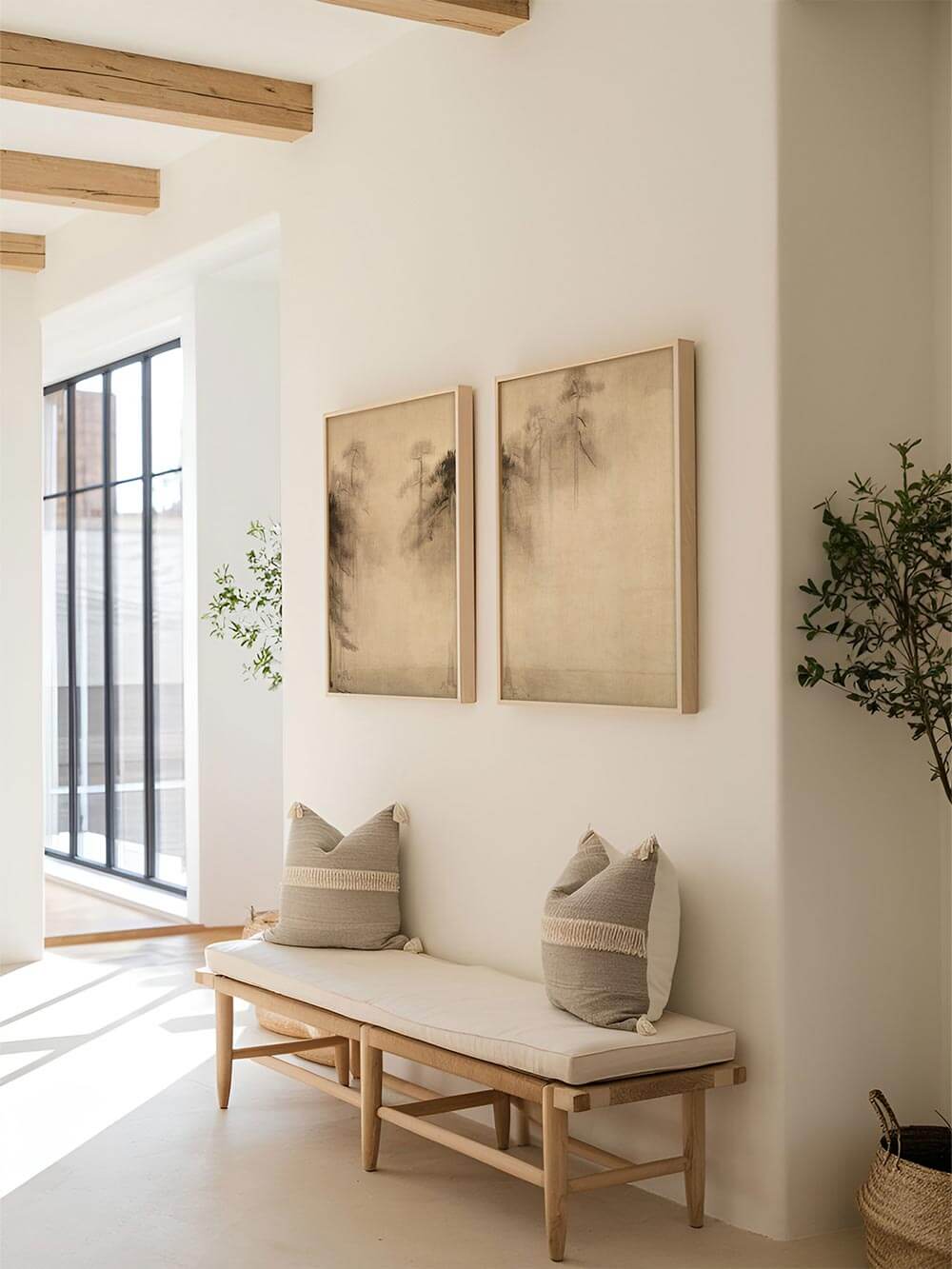 Bilderset in modernem, hellen Flur – Zwei minimalistische Kunstdrucke mit Kiefernzeichnungen im Wabi-Sabi-Stil hängen in einem skandinavisch eingerichteten Flur mit Holzelementen und natürlichen Stoffen. Die ruhige Farbpalette schafft eine harmonische Atmosphäre.