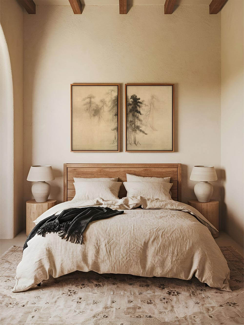 Wabi-Sabi-Kunstdruck mit filigranen Kiefern, eingerahmt über einem natürlichen Holzbett. Die gedeckten Beigetöne und die minimalistische Ästhetik schaffen eine ruhige, harmonische Raumwirkung.