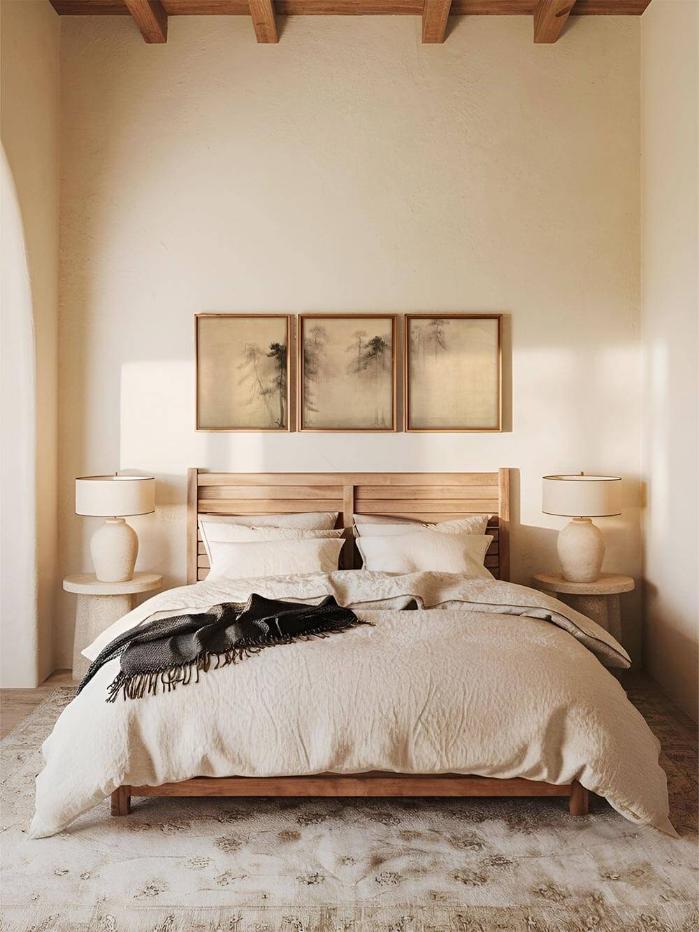 Wabi-Sabi-Kiefern-Bilderset im Schlafzimmer – Dreiteiliges Wandbild mit nebelverhangenen Kiefern über einem Bett mit Holzrahmen. Die natürliche Farbpalette und sanften Linien schaffen eine beruhigende, harmonische Raumwirkung.