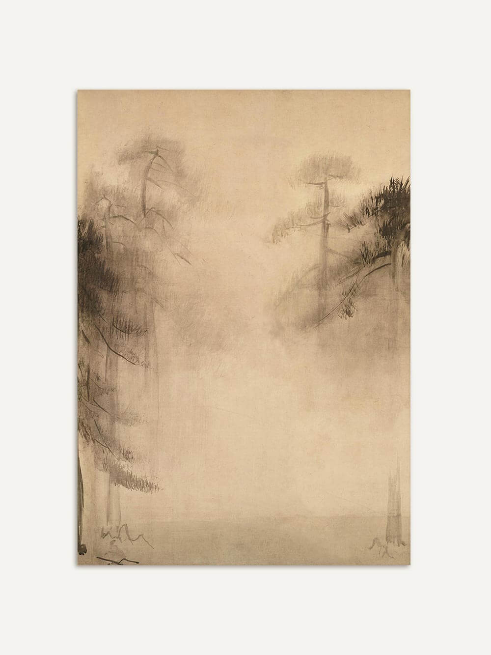 Mittleres Panel des Wabi-Sabi-Triptychons – Feine Tuschzeichnung von Kiefern, die aus sanftem Nebel aufsteigen. Das zarte, naturinspirierte Design sorgt für eine meditative Atmosphäre.