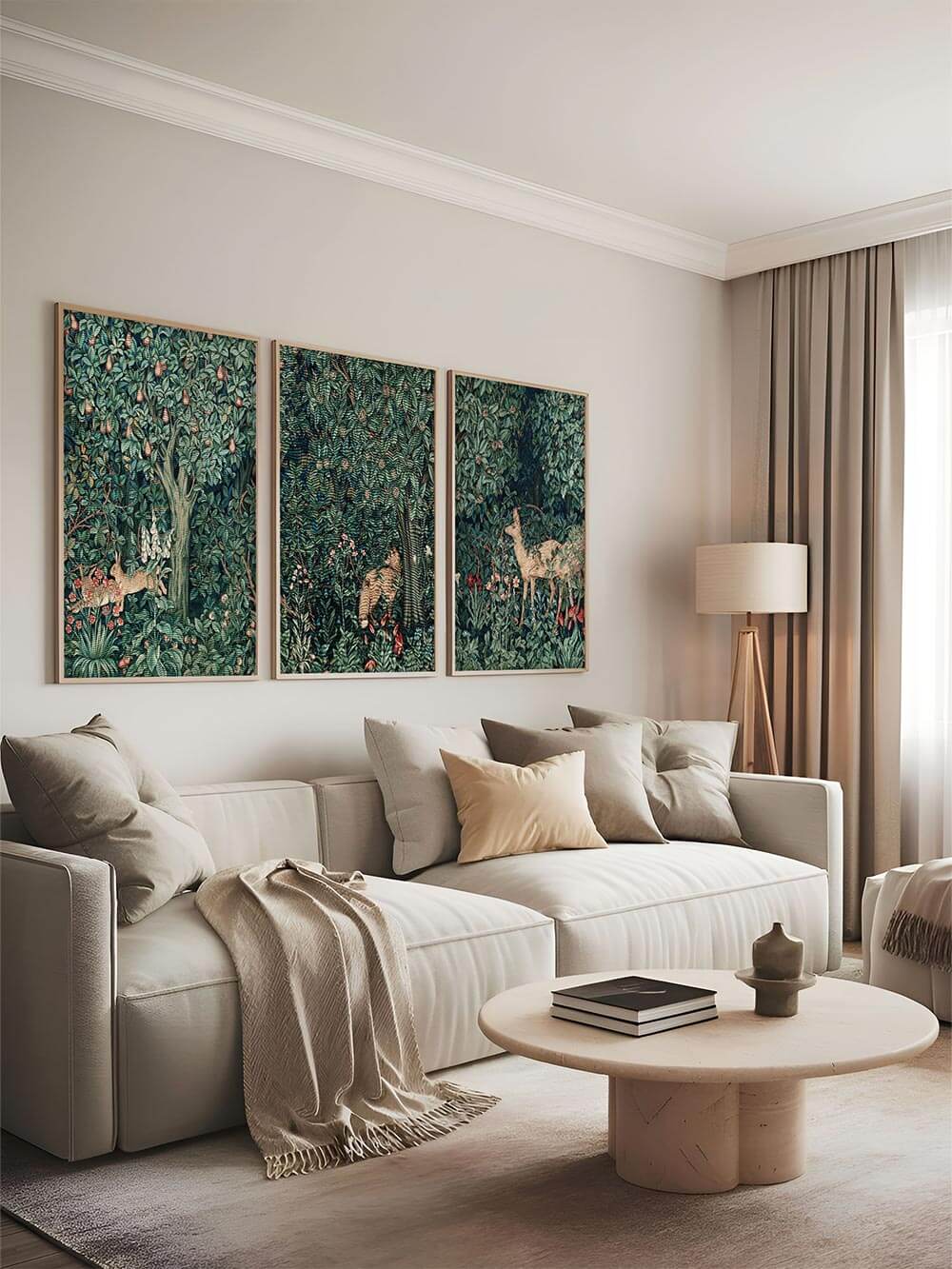 Triptychon im William-Morris-Stil mit Waldtieren auf tiefgrünem Blätterhintergrund über einem modernen Sofa. Die detailreiche Naturillustration schafft ein kunstvolles, botanisch inspiriertes Ambiente im Wohnzimmer.