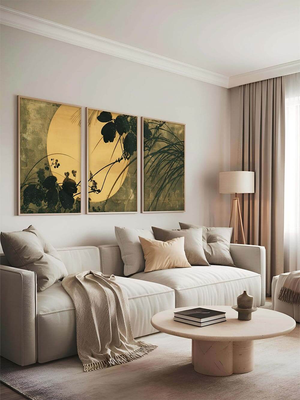 Wabi-Sabi-Triptychon über beigem Sofa mit Kissen in Naturtönen. Die goldenen und olivgrünen Farbtöne harmonieren mit der ruhigen Einrichtung und bringen sanfte Eleganz und Tiefe in den Raum.
