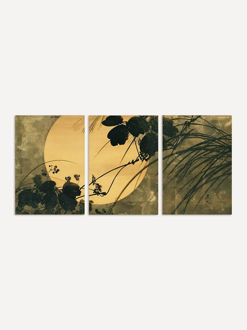 Dreiteiliges Wandbild mit goldgelbem Mond und dunklen Pflanzen-Silhouetten. Der minimalistische Wabi-Sabi-Stil mit warmen Erdtönen schafft Ruhe und natürliche Balance – ideal als großformatiges Triptychon für moderne Interiors.