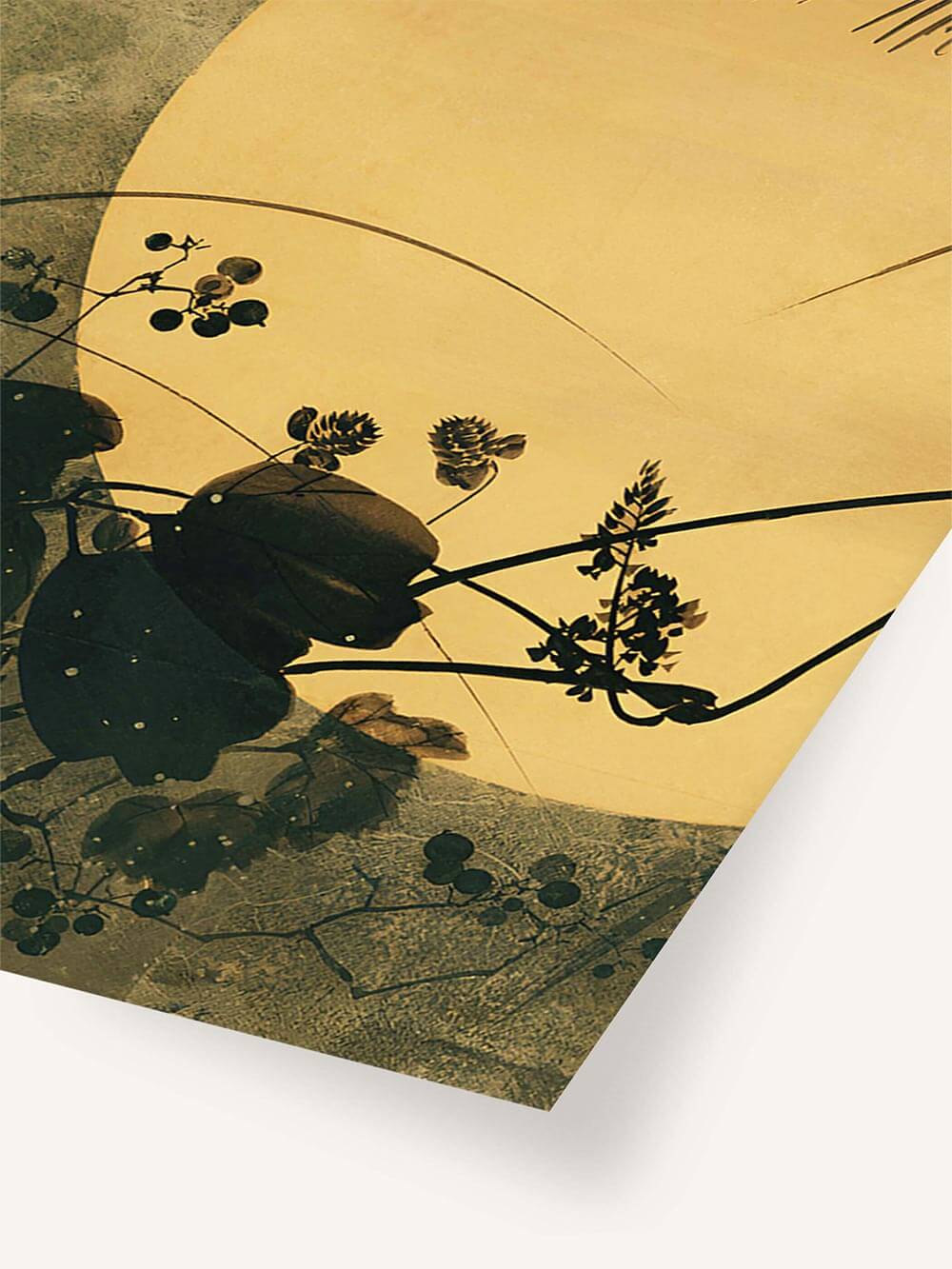 Nahaufnahme des Kunstdrucks mit feiner Struktur und sanften Goldtönen. Dunkle Blätter und filigrane Linien heben sich harmonisch vom warmen Hintergrund ab – ein edles, naturinspiriertes Wandbild mit poetischer Tiefe.