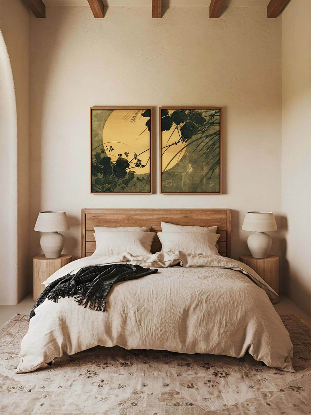 Wabi-Sabi-Diptychon über Bett mit Leinenbettwäsche und Holzkopfteil. Die goldenen und olivgrünen Töne schaffen eine ruhige, erdverbundene Atmosphäre, ideal für minimalistische und naturbetonte Schlafzimmergestaltung.