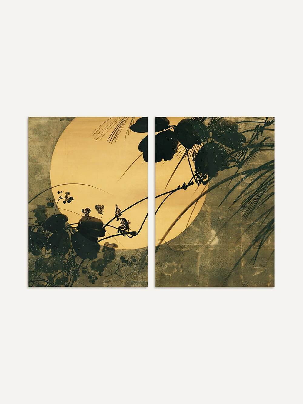 Zweiteiliges Wandbild mit goldgelbem Mond und dunklen Pflanzen-Silhouetten im japanischen Stil. Die minimalistischen Formen und gedeckten Farben verleihen dem Kunstdruck eine ruhige, meditative Wirkung im Wabi-Sabi-Stil.