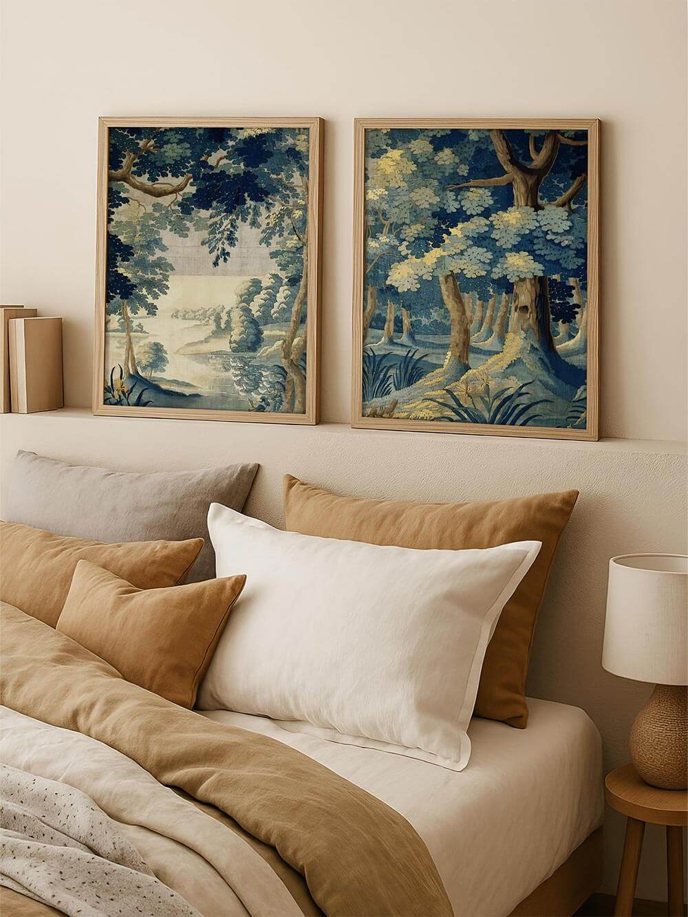 Die Wald-Kunstdrucke hängen harmonisch nebeneinander über einem naturfarbenen Bett mit Leinenbezügen und Holzdetails – warm und beruhigend.