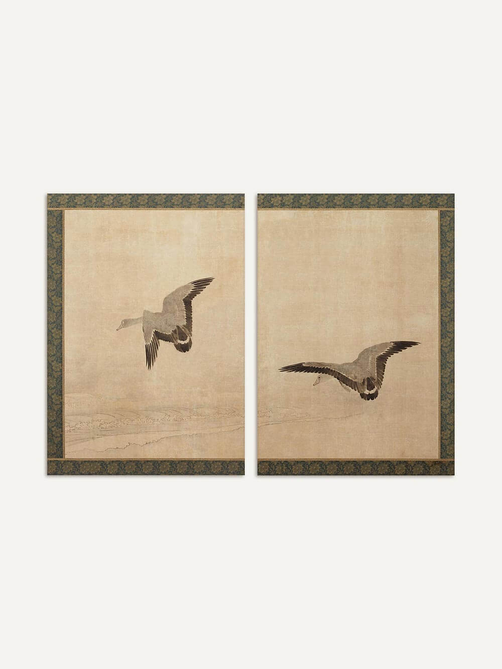 Zwei Kunstdrucke zeigen Gänse im Flug auf einem gealterten, beigefarbenen Hintergrund mit verziertem Rahmen. Die schlichte Eleganz des asiatischen Stils steht im Fokus.