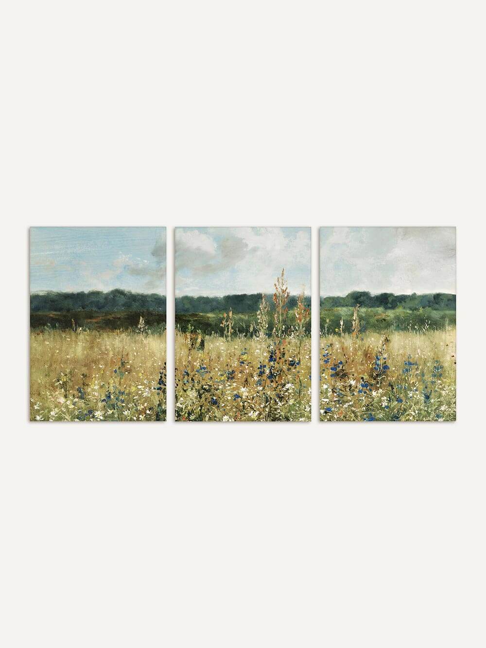 Dreiteiliges Vintage Wandbild mit einer weiten Sommerwiese voller Wildblumen unter leicht bewölktem Himmel. Der Kunstdruck zeigt sanfte Farben und eine ruhige, naturnahe Atmosphäre.