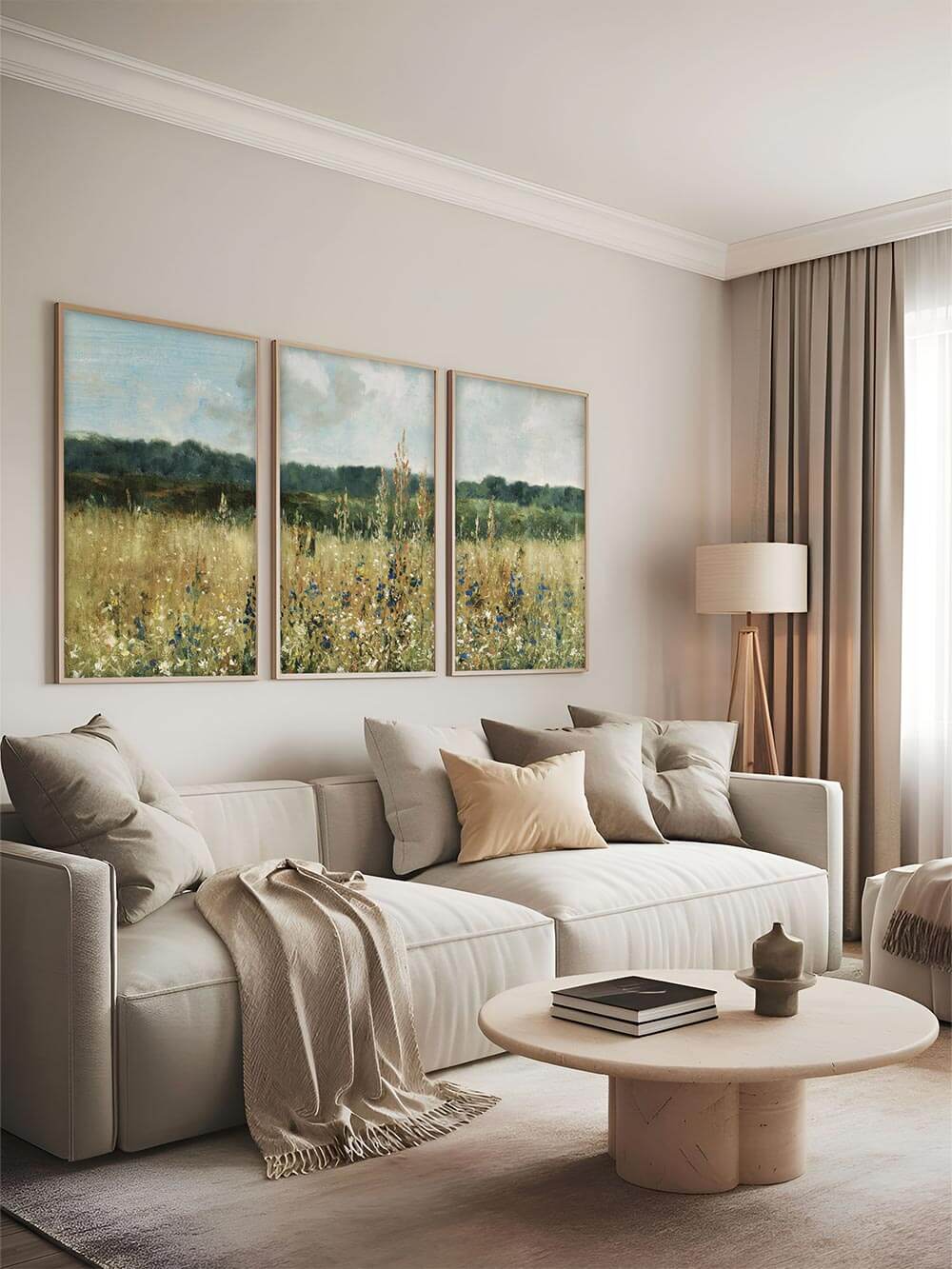 Das dreiteilige Blumen Kunst-Set hängt über einem cremefarbenen Sofa und verleiht dem Raum eine sanfte, natürliche Eleganz. Die Wiesenlandschaft bringt Leichtigkeit und Tiefe an die Wand.