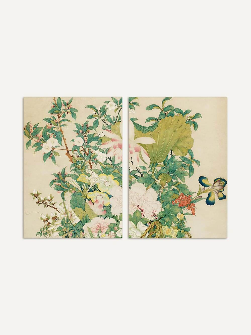 Zweiteiliges Chinoiserie-Kunstdruck-Set mit üppigen Blüten, Blättern und Vögeln auf cremefarbenem Hintergrund. Die botanische Illustration erinnert an historische ostasiatische Naturstudien.