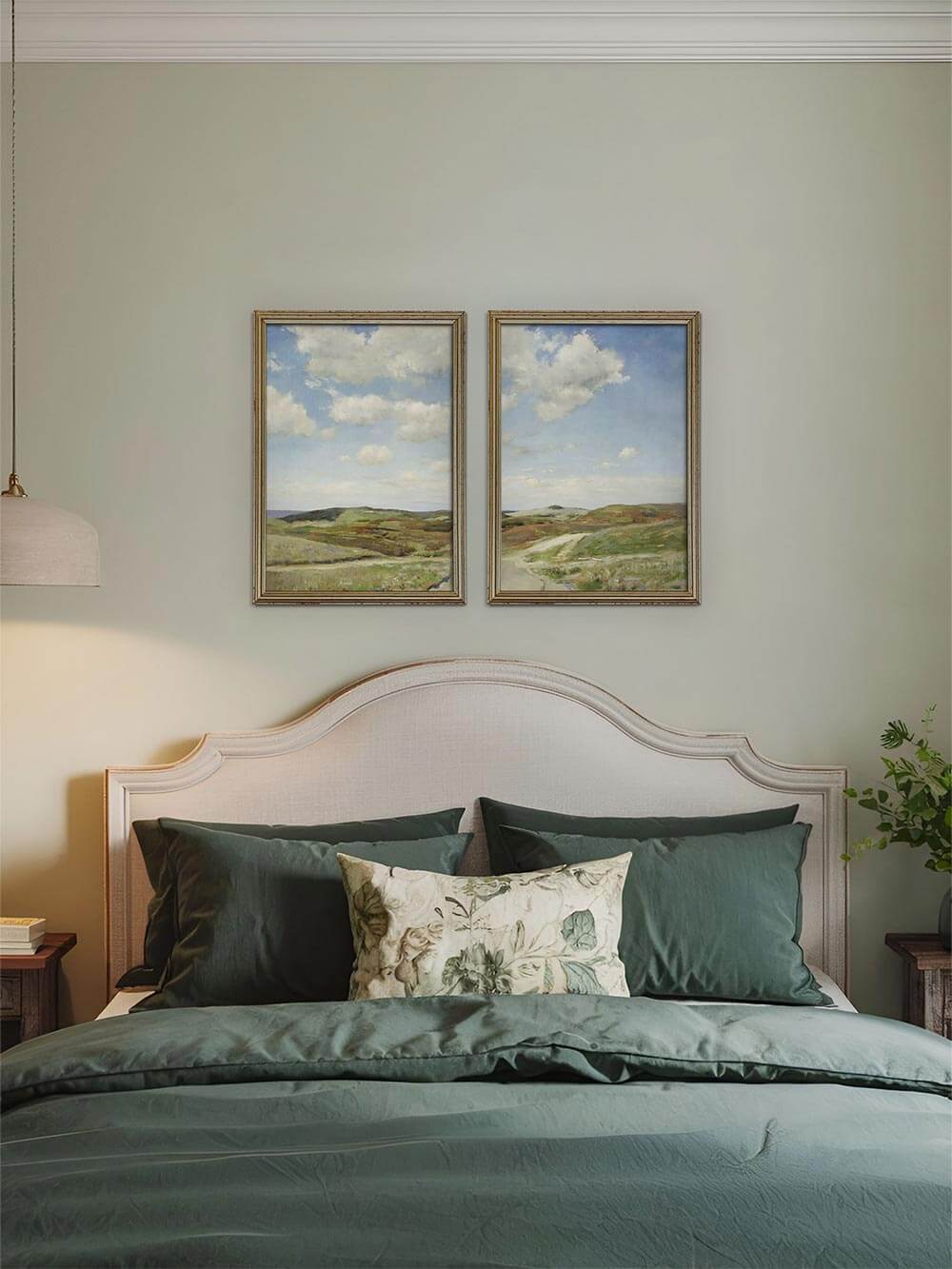 Landschafts-Diptychon über einem Bett mit grüner Bettwäsche und floralem Kissen. Das Wandbild bringt Ruhe und Naturverbundenheit in den Raum – perfekt für Schlafzimmer im modernen Landhaus- oder Cottage-Stil.