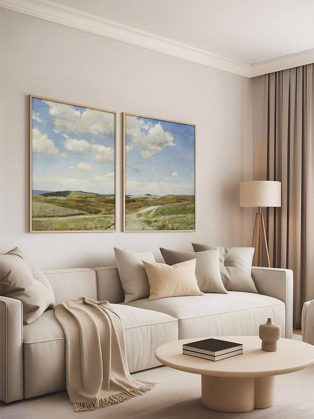 Zweiteiliges Landschafts-Poster über beigem Sofa mit Kissen in warmen Neutraltönen. Das Wandbild ergänzt helle, natürliche Einrichtungen und schafft eine harmonische, beruhigende Stimmung im Wohnzimmer.