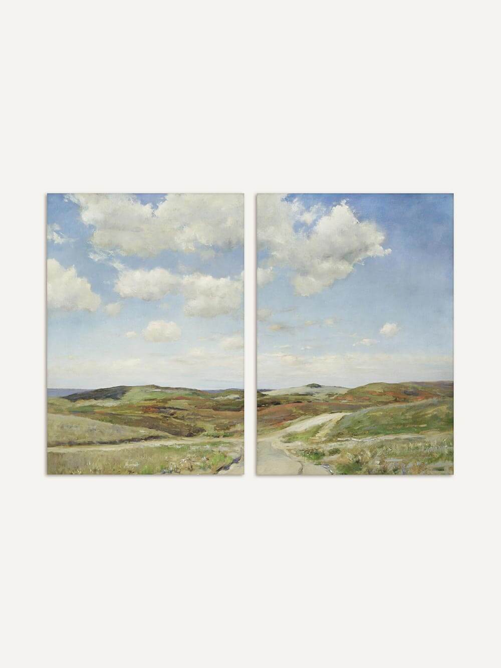 Zweiteiliges Landschafts-Poster-Set mit sanften Hügeln unter hellem Himmel. Die zarten Grüntöne und warmen Brauntöne schaffen eine ruhige, natürliche Atmosphäre – ideal als Kunstdruck für moderne Landhausinterieurs.