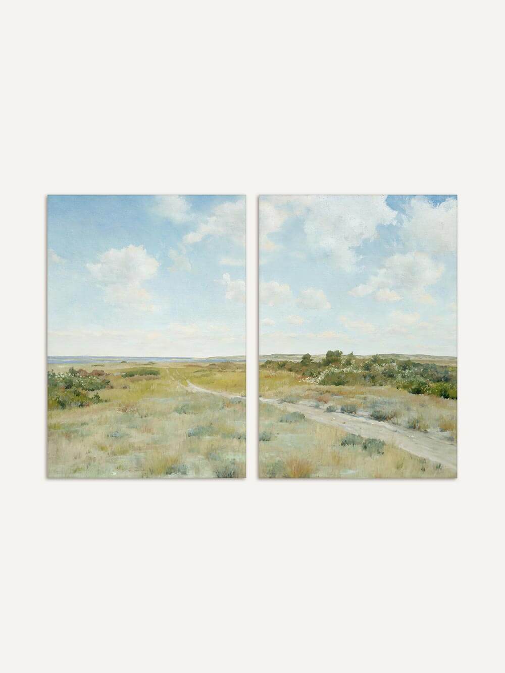 Zweiteiliges Landschafts-Poster-Set mit weiter Wiesenlandschaft unter blauem Himmel. Sanfte Grüntöne und dezente Pinselstruktur verleihen dem Kunstdruck einen ruhigen, zeitlosen Charakter für moderne Interieurs.
