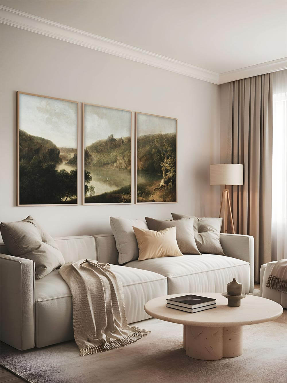 Dreiteiliges Landschafts-Poster-Set über einem hellen Sofa im Wohnzimmer, die sanften Grün- und Beigetöne des Wandbilds sorgen für Ausgewogenheit und verleihen dem Raum eine ruhige, zeitlose Eleganz.