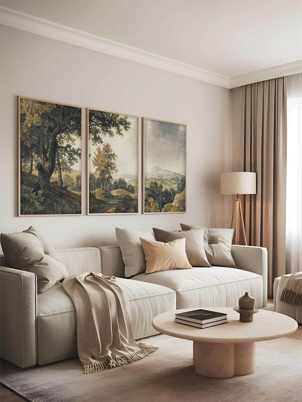 Antikes Landschafts-Poster-Set als dreiteilige Galerie-Wand im Wohnzimmer über einem Sofa, das mit ruhiger Stimmung, klassischen Motiven und natürlicher Farbigkeit eine elegante und zeitlose Raumwirkung erzeugt.