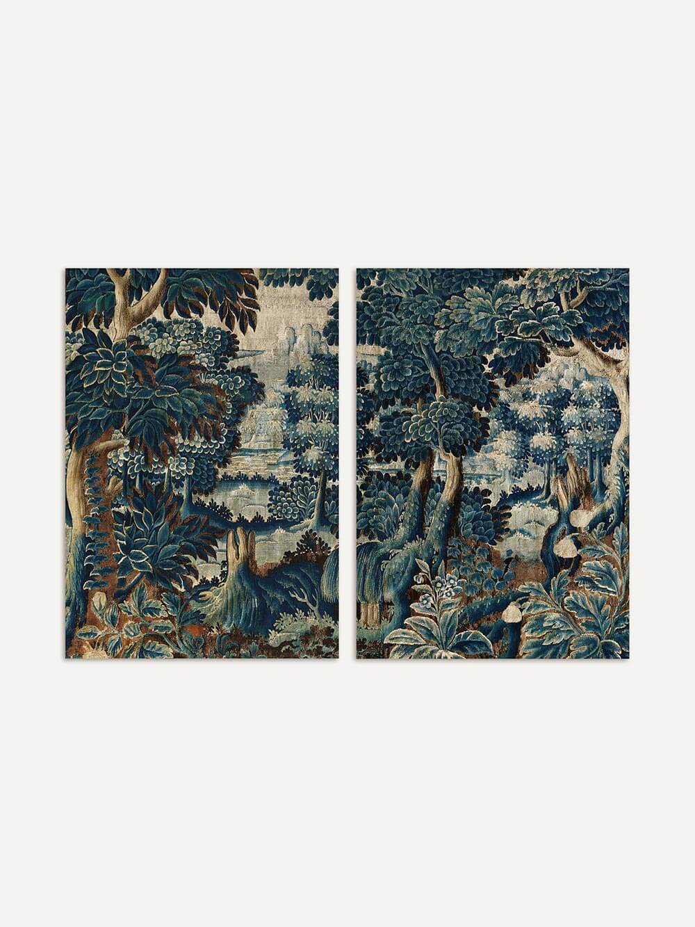 Zweiteiliges Wandbild mit dichter Waldlandschaft in tiefen Blau- und Grüntönen auf hellem Grund, inspiriert von historischen Verdure-Textilien. Das harmonische Bilderset wirkt ruhig und dekorativ als Kunstdruck oder Poster für klassische und moderne Räume.
