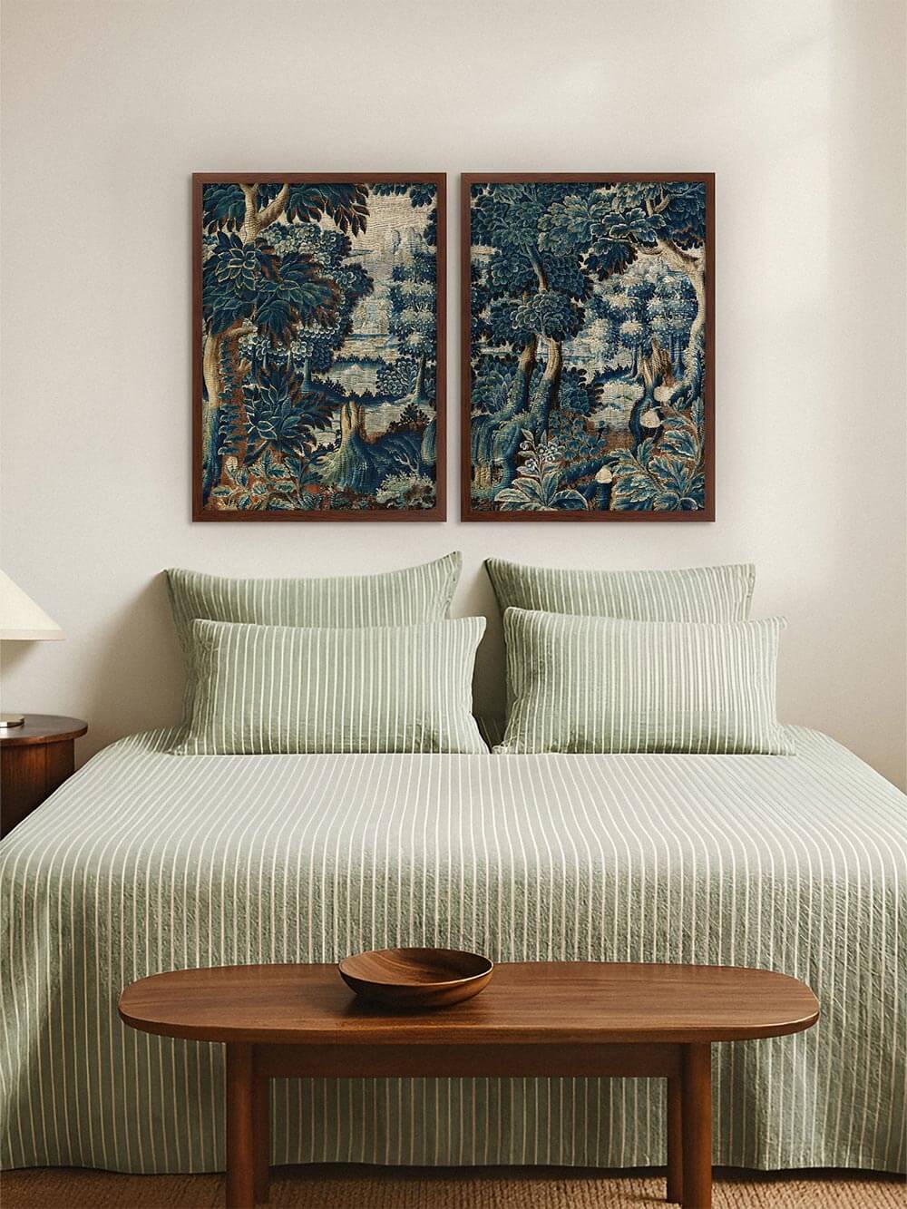 Zweiteiliges Verdure-Wandbild über einem Bett mit hellgrüner Bettwäsche und Holzmöbeln platziert, wodurch die tiefen Blautöne der Landschaft warm zur Geltung kommen. Das Bilderset schafft eine ruhige, elegante Atmosphäre im Schlafzimmer.