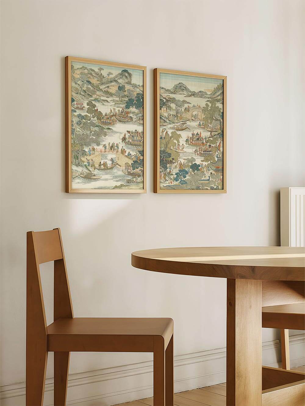 Chinoiserie Kunstdrucke im Esszimmer über einem Holztisch, bei denen die detailreiche Landschaftsdarstellung dem Raum Tiefe verleiht und als stilvolles Wandbild im klassischen Interior wirkt.