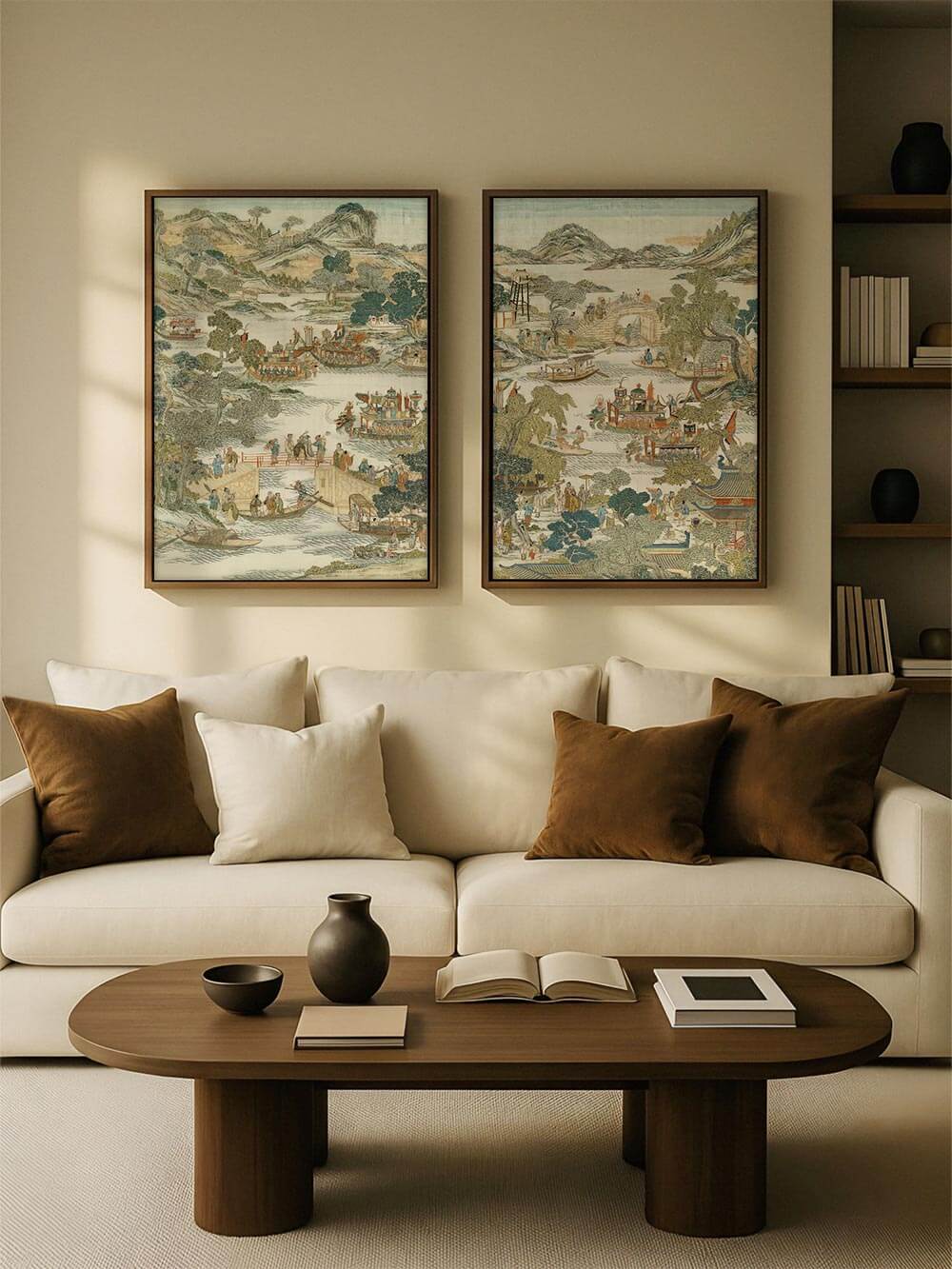 Zweiteiliges Chinoiserie-Wandbild als harmonische Galerie-Wand über einem Sofa in einem ruhigen Wohnzimmer, das mit seinen gedeckten Farben eine elegante, zeitlose Atmosphäre schafft.