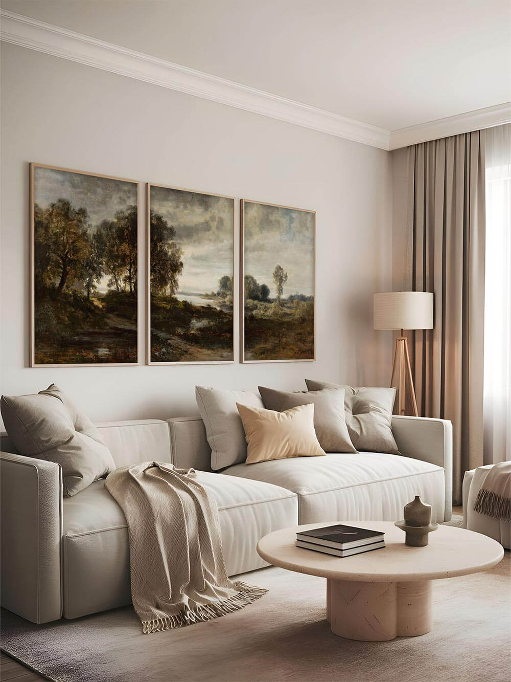 Landschafts-Triptychon über einem Sofa in einem hellen Wohnzimmer mit textilen Naturtönen und sanfter Beleuchtung. Die dunkle, stimmungsvolle Malerei setzt einen ruhigen Fokuspunkt und ergänzt moderne wie klassische Wohnkonzepte als hochwertiges Poster-Set.
