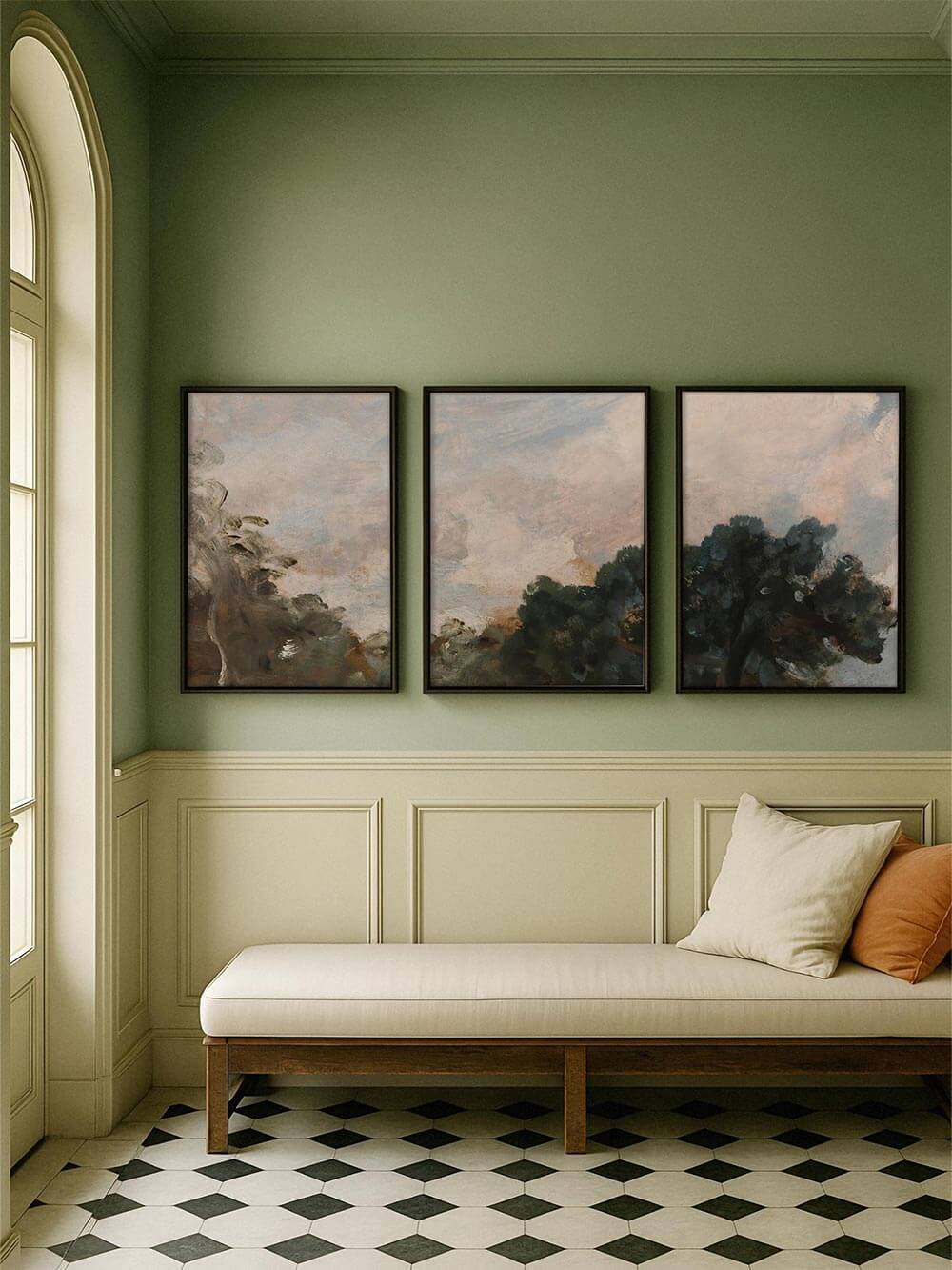 Landschafts-Kunstdruck-Set über einer gepolsterten Sitzbank vor salbeigrüner Wand mit klassischem Wandpanel. Die gedeckten Farben und das ruhige Motiv schaffen eine elegante, harmonische Wirkung für Wohnzimmer oder Flur.