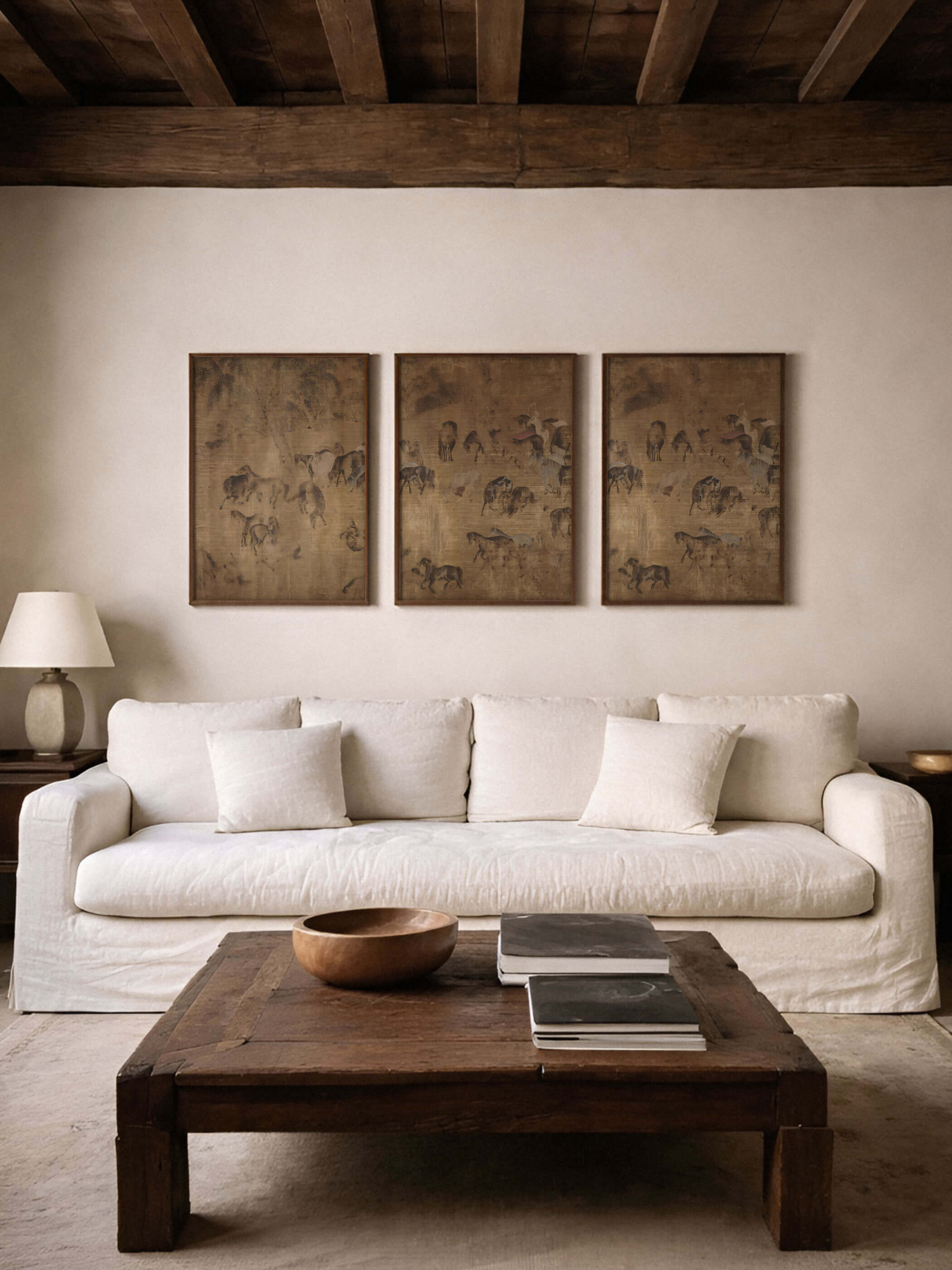 Dreiteiliges Wandbild mit antiken Pferdemotiven in erdigen Farbtönen hängt über einem hellen Sofa im Wohnzimmer. Die natürliche Farbpalette und die feinen Details verleihen dem Raum eine ruhige, elegante Ausstrahlung.