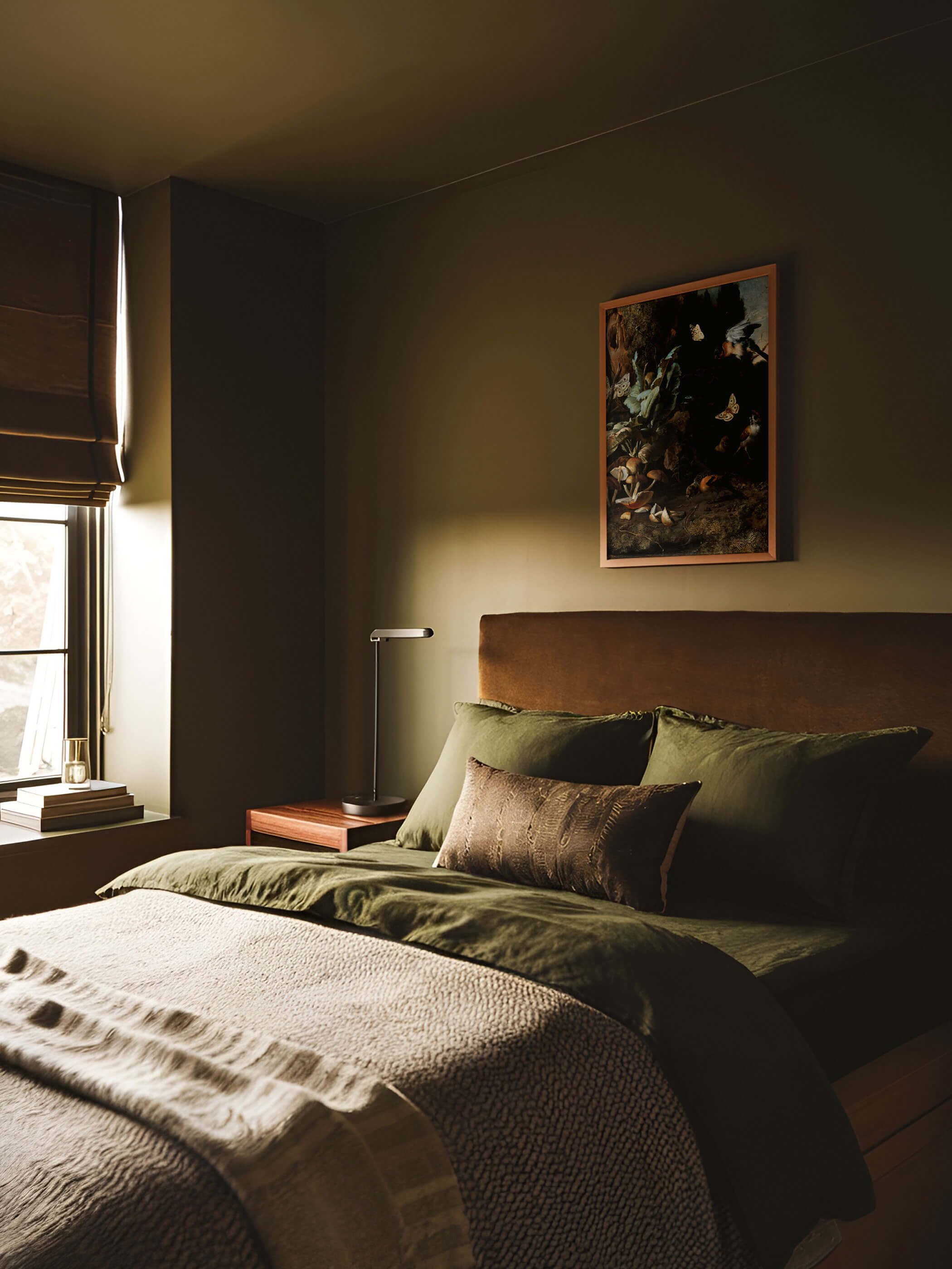 Barockes Stillleben mit Vögeln, Schmetterlingen und Pflanzen als Kunstdruck, dekorativ im Schlafzimmer über dem Bett platziert. Das dunkle Interieur betont die stimmungsvolle Wirkung des Bildes.