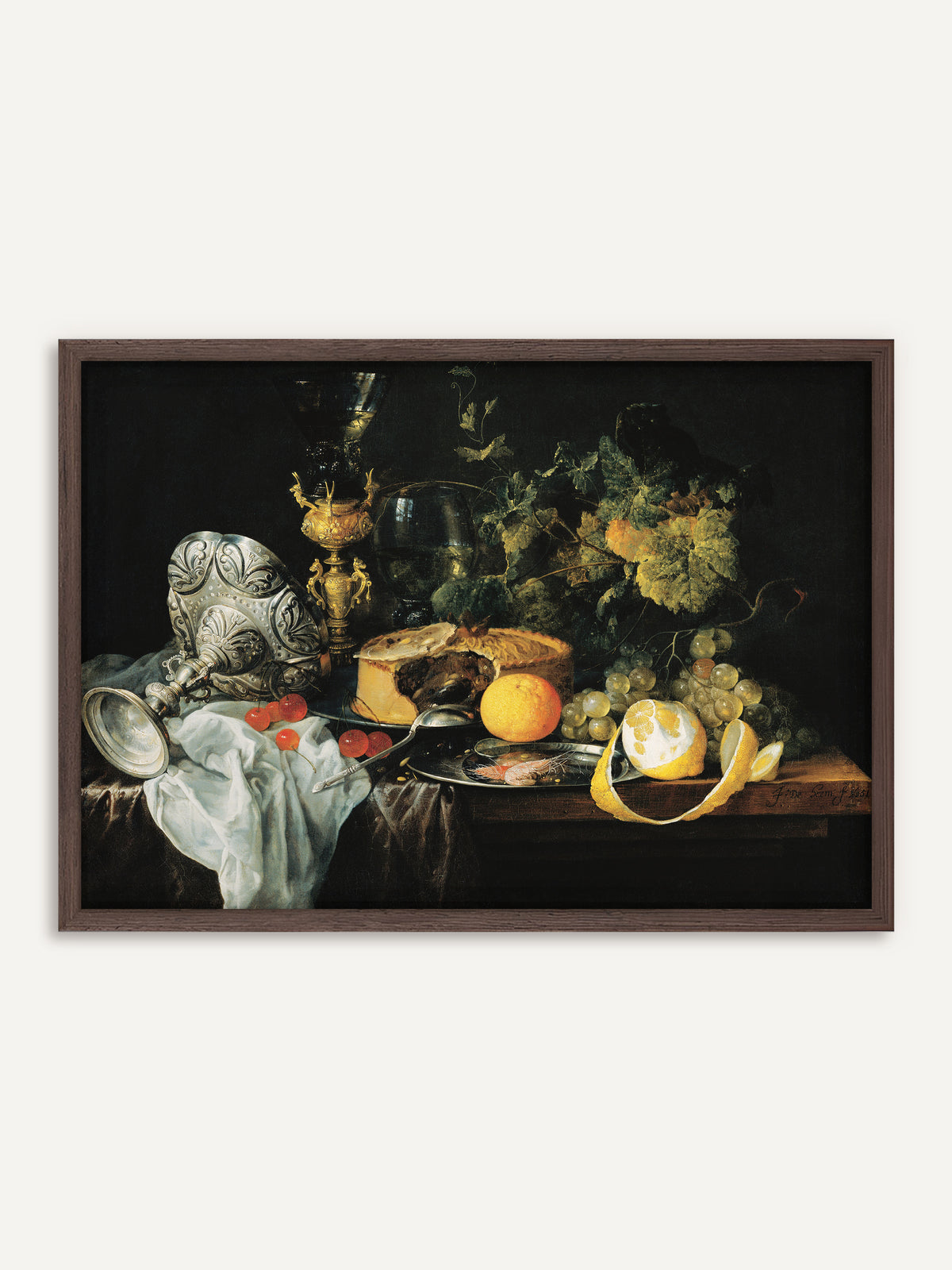 Poster, das einen gedeckten Tisch mit umgekippter Silberschale, goldenem Pokal, angeschnittener Pastete, Kirschen, Weintrauben und einer halb geschälten Zitrone vor schwarzem Hintergrund zeigt. Der Rahmen aus dunklem Holz unterstreicht die Dark-Academia-Stimmung des Motivs. #Rahmen_Dunkles Holz