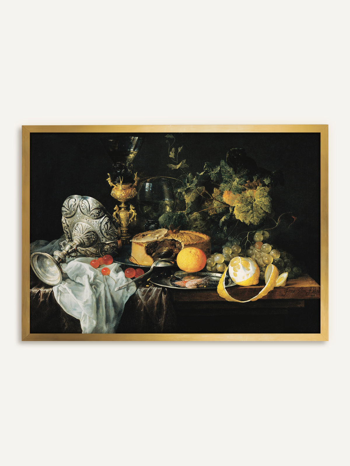 Wandbild, das einen gedeckten Tisch mit umgekippter Silberschale, goldenem Pokal, angeschnittener Pastete, Kirschen, Weintrauben und einer halb geschälten Zitrone vor schwarzem Hintergrund zeigt. Im goldenen Rahmen greift es den Glanz des Pokals auf und wirkt wie ein antikes Gemälde. #Rahmen_Gold