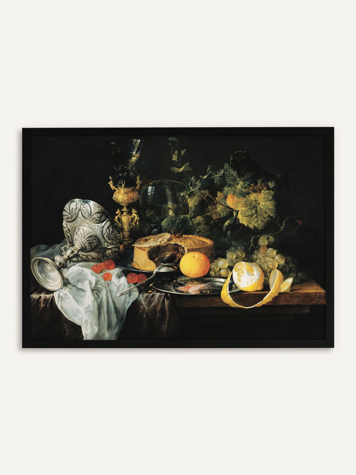 Gerahmtes Poster, das einen gedeckten Tisch mit umgekippter Silberschale, goldenem Pokal, angeschnittener Pastete, Kirschen, Weintrauben und einer halb geschälten Zitrone vor schwarzem Hintergrund zeigt. Mit schwarzem Rahmen wird das Vintage-Motiv klar und elegant. #Rahmen_Schwarz