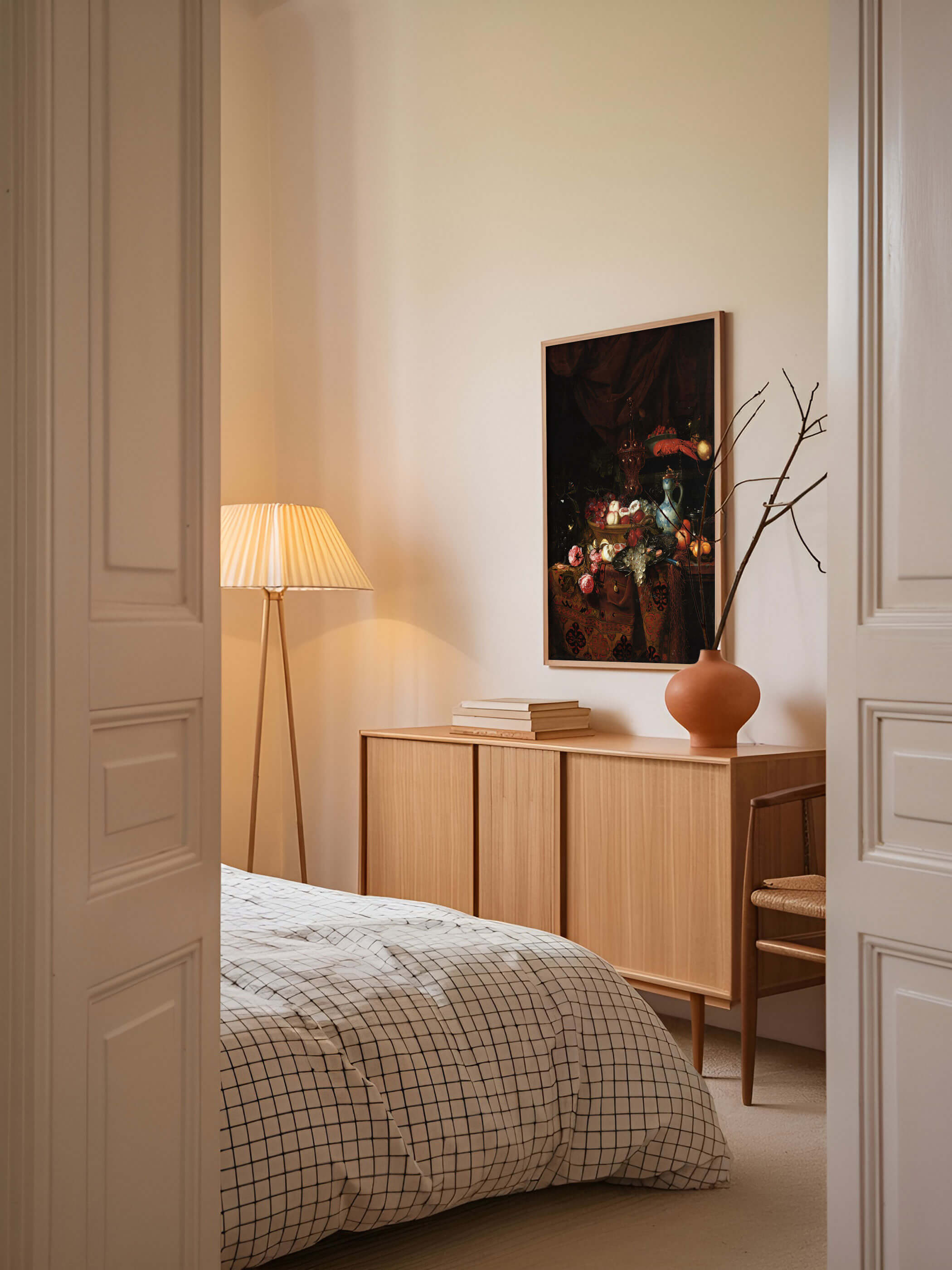 Barockes Stillleben-Kunstdruck an einer Schlafzimmerwand, eingerahmt in Holz und perfekt integriert in eine minimalistische Einrichtung.